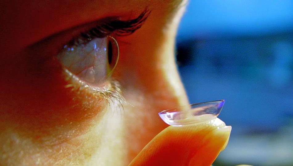 Sus lentes de contacto podrían terminar siendo comida (nada saludable) para peces