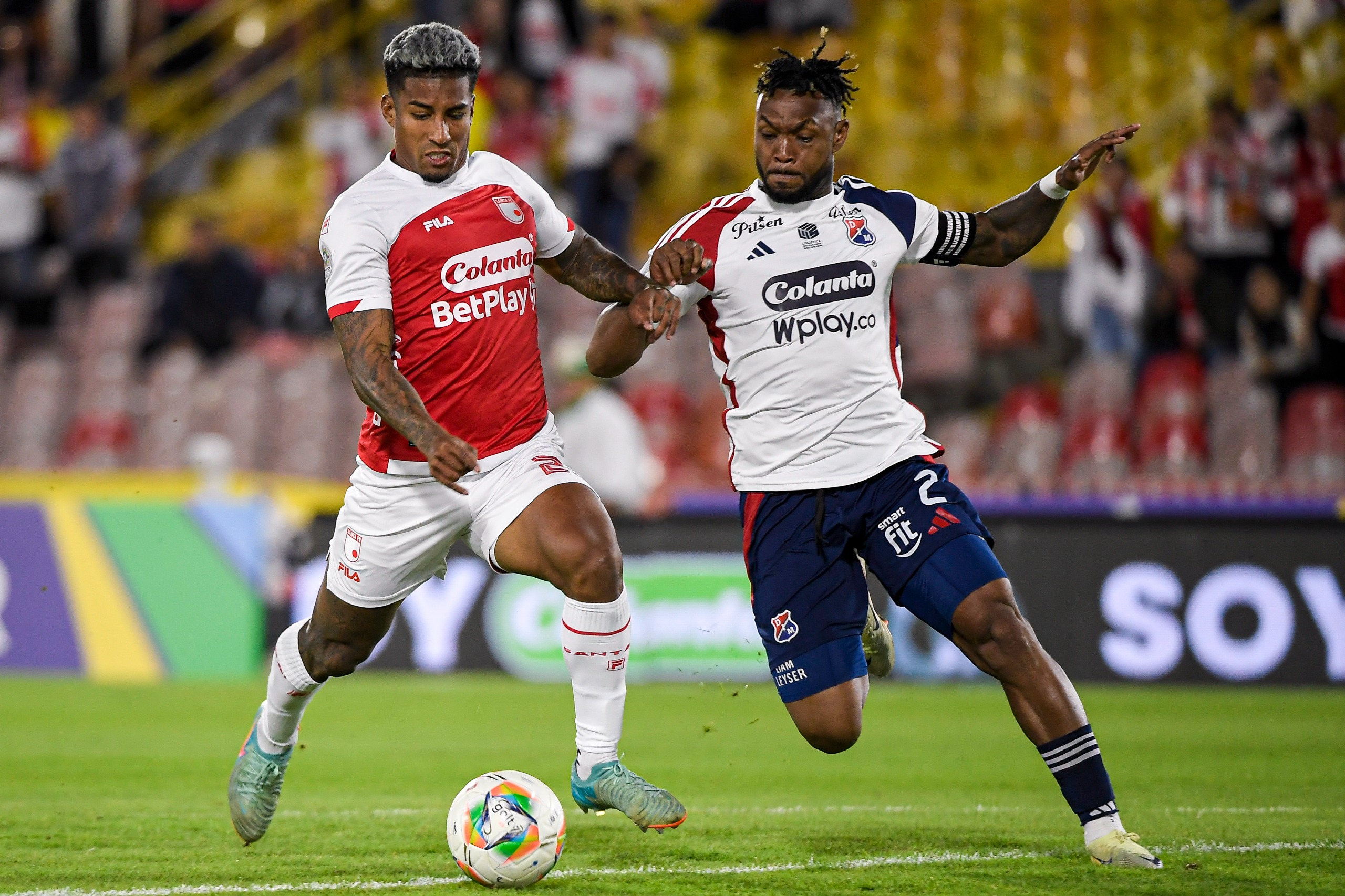 Francisco Chaverra abrió el marcador al minuto 32 con un golazo al ángulo, que golpeó anímicamente a los capitalinos.

Harold Santiago Mosquera (izq.) y Leyser Chaverra (der.).