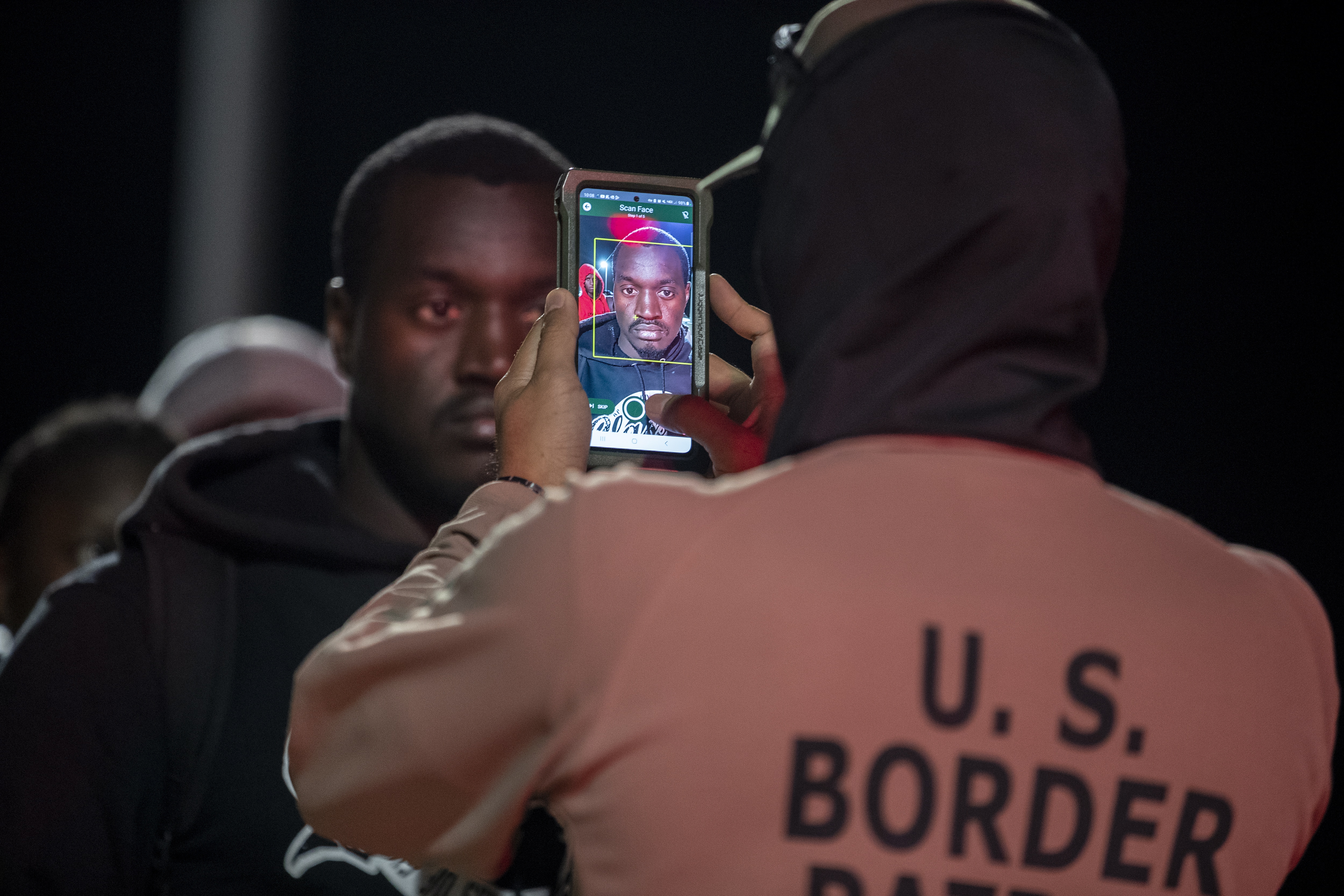 Yuma (United States), 12/05/2023.- Thioukhour (L), a migrant from Senegal, is processed by a U.S. Border Patrol officer after crossing from Mexico to the United States, in Yuma, Arizona, USA, 11 May 2023. A significant increase in the number of migrants crossing to the US is expected as Covid-era 'Title 42' policy, which allowed for a quick expulsion of illegal immigrants, is set to expire the same day. (Estados Unidos) EFE/EPA/ETIENNE LAURENT