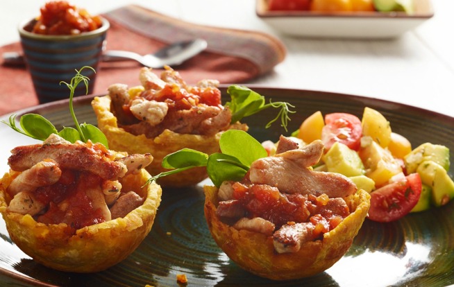 Canasticas de plátano rellenas de carne de cerdo