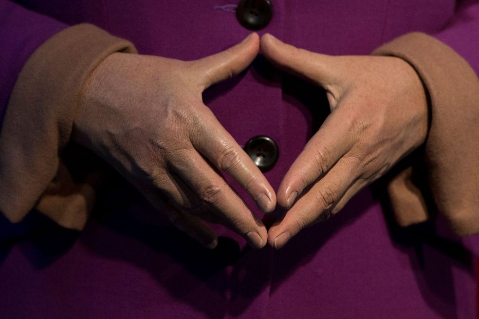Nada de illuminatis: ¿qué significa el icónico gesto de Ángela Merkel?