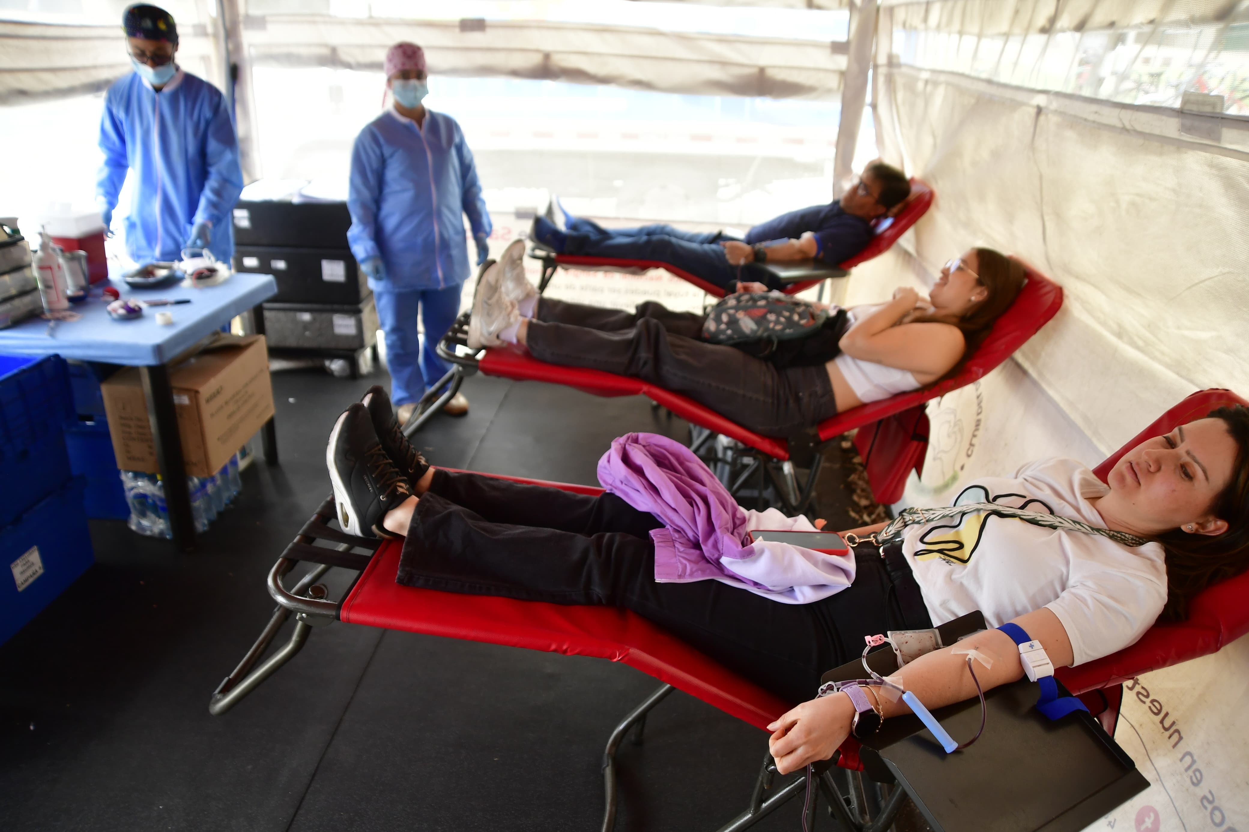 Ciudadanos se acercaron a donar sangre como otra forma de apoyar la atención de las personas afectadas por la emergencia.
