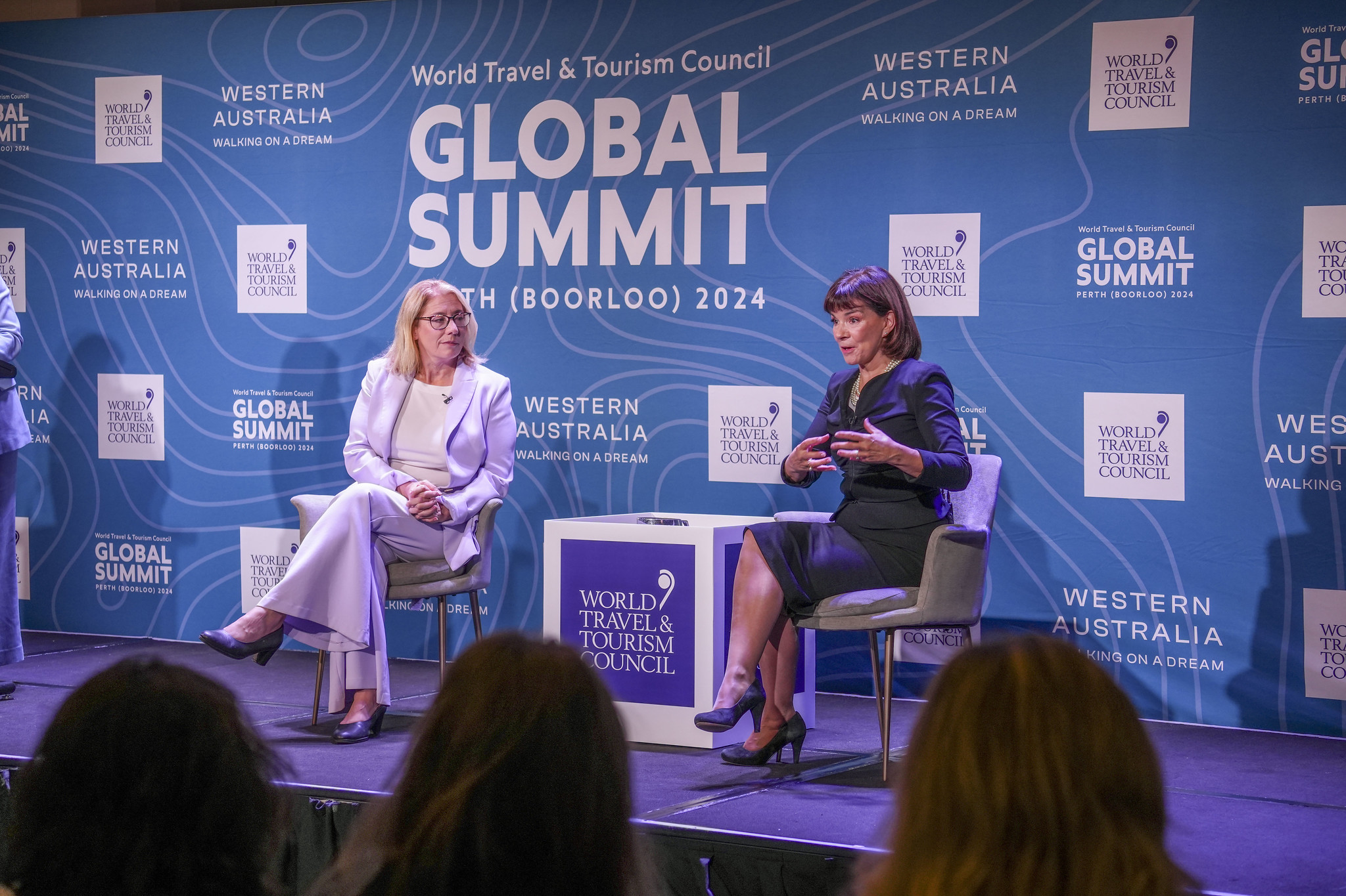 Rita Saffioti, viceprimera ministra y ministra de Transporte y de Turismo de Australia Occidental; y Julia Simpson, presidenta y SEO del WTTC.