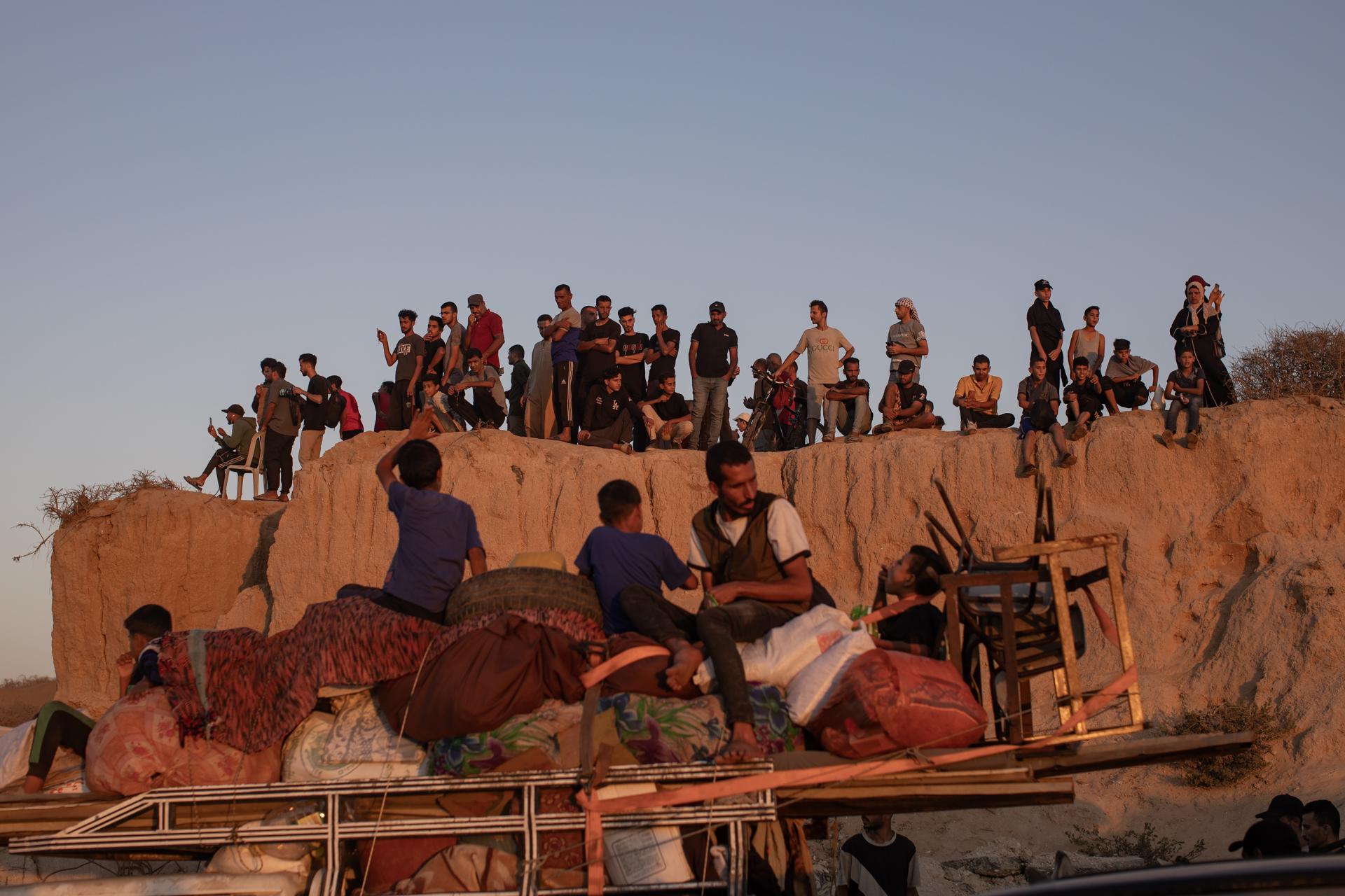 GAZA (---), 10/10/2025.- Displaced Palestinians walk carrying their belongings along the Al-Rashid coastal road near Wadi Gaza in the central Gaza Strip, heading toward Gaza City, 10 October, 2025. Israeli Prime Minister Benjamin Netanyahu's office announced on 09 October that the Israeli government had approved the Gaza ceasefire and hostage release plan. EFE/EPA/HAITHAM IMAD
