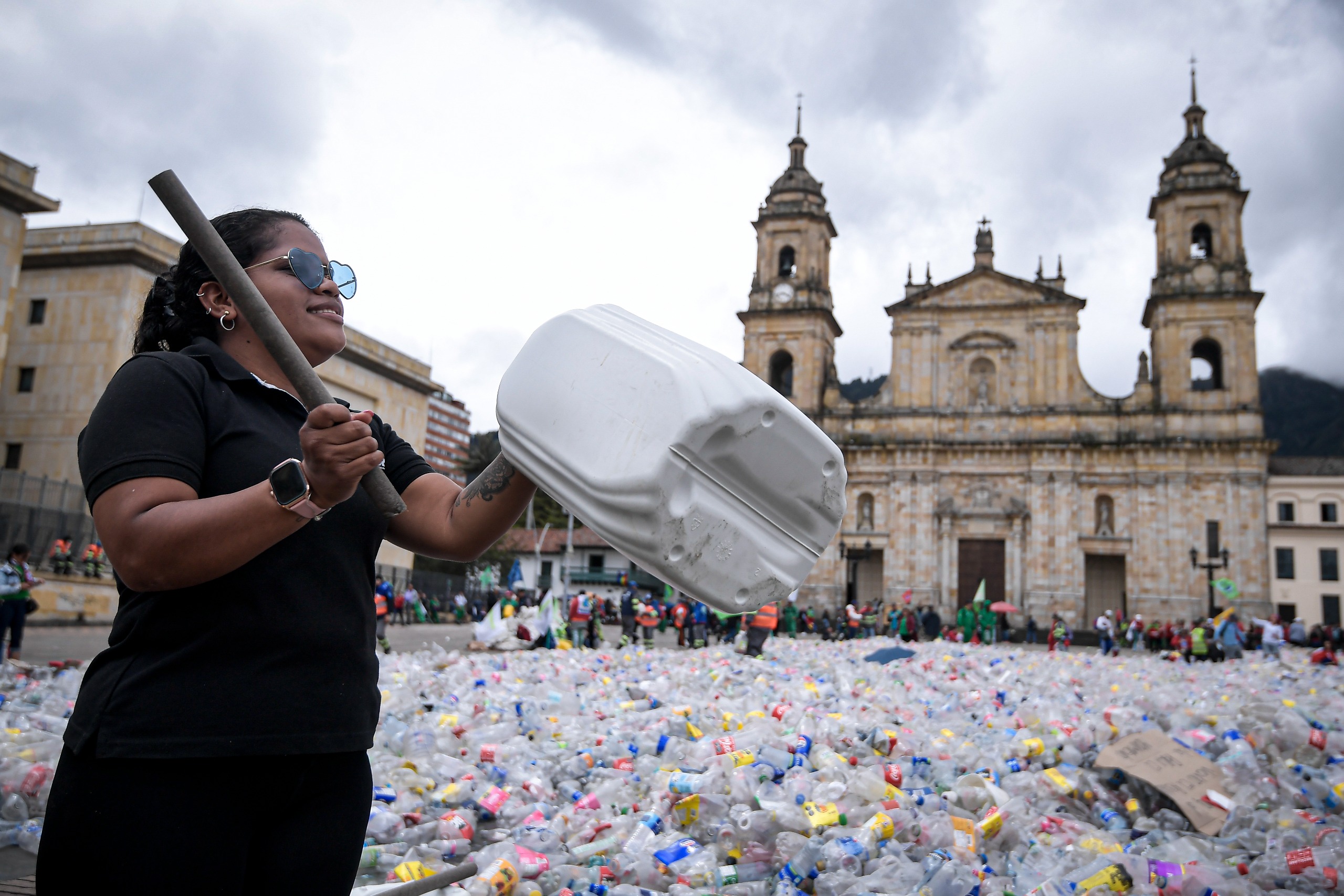 Recicladores inundaron la Plaza de Bolívar en protesta a "pagos injustos" por reciclar este material.