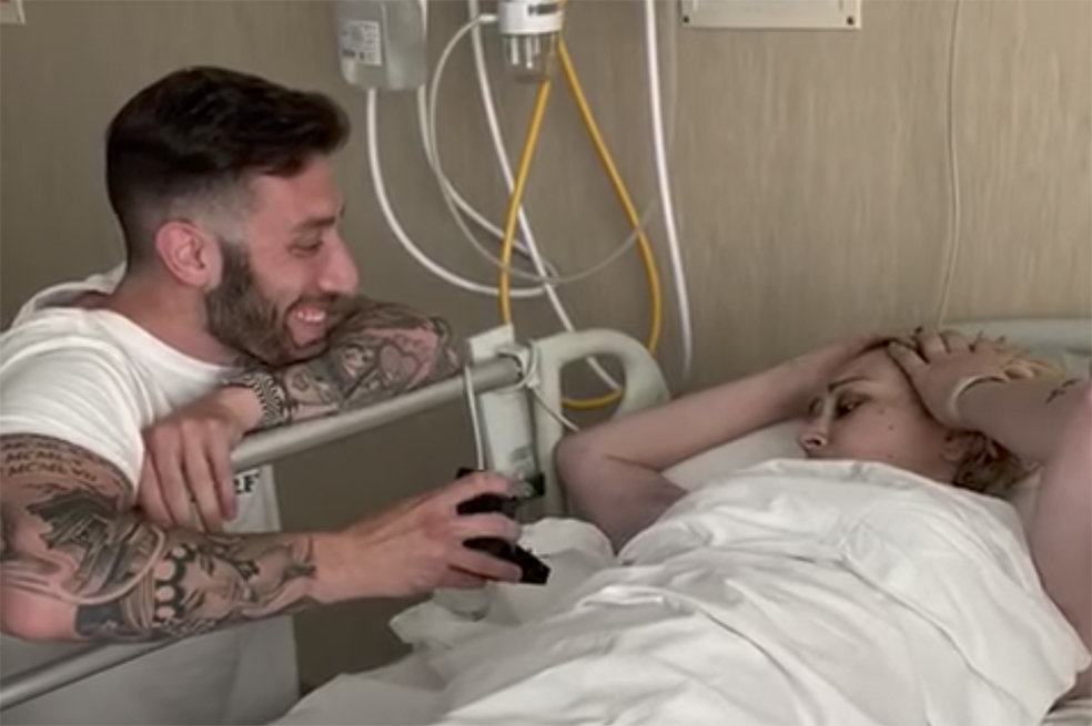 Un joven le propuso matrimonio a su novia internada en un hospital