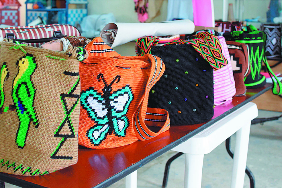Pie de foto: Mochilas tejidas por excombatientes y personas de la comunidad de Caldono, como parte de los proyectos productivos del Espacio Territorial de Capacitación y Reincorporación (ETCR) de esta zona.
