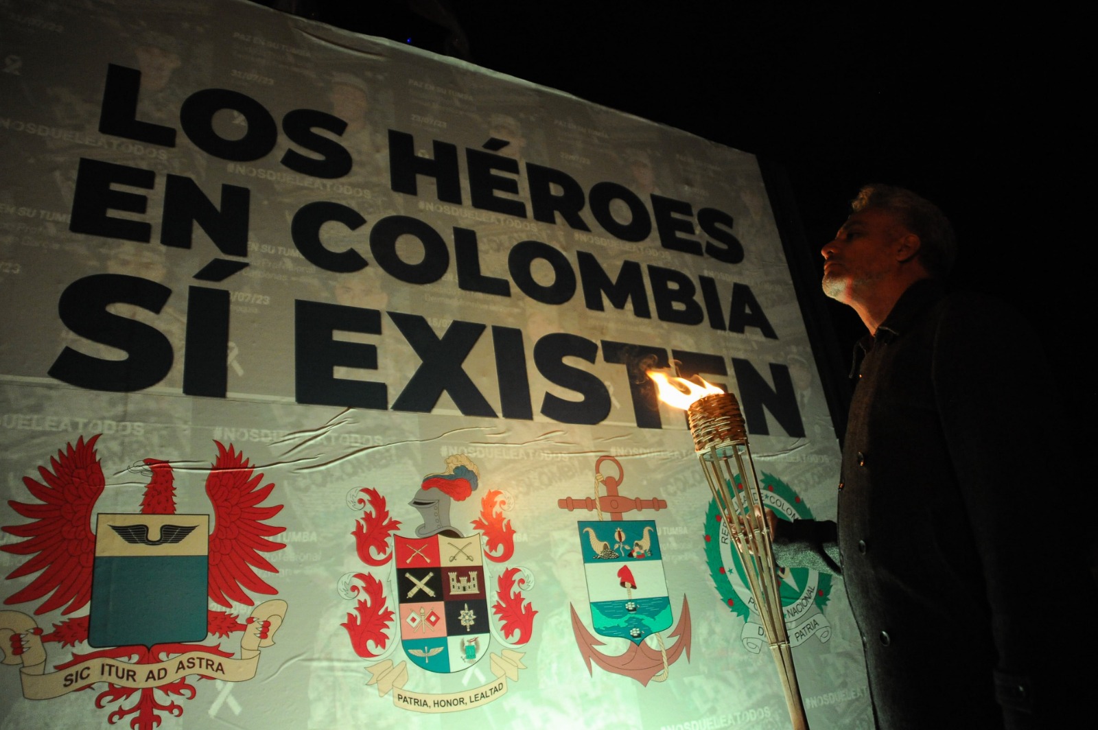 El encuentro fue convocado por el representante José Jaime Uscátegui, quien mencionó que los asistentes llegaron con antorchas encendidas "como símbolo de la luz que requiere nuestro país para salir de la oscuridad en la que se encuentra. ¡Que viva nuestra fuerza pública!".