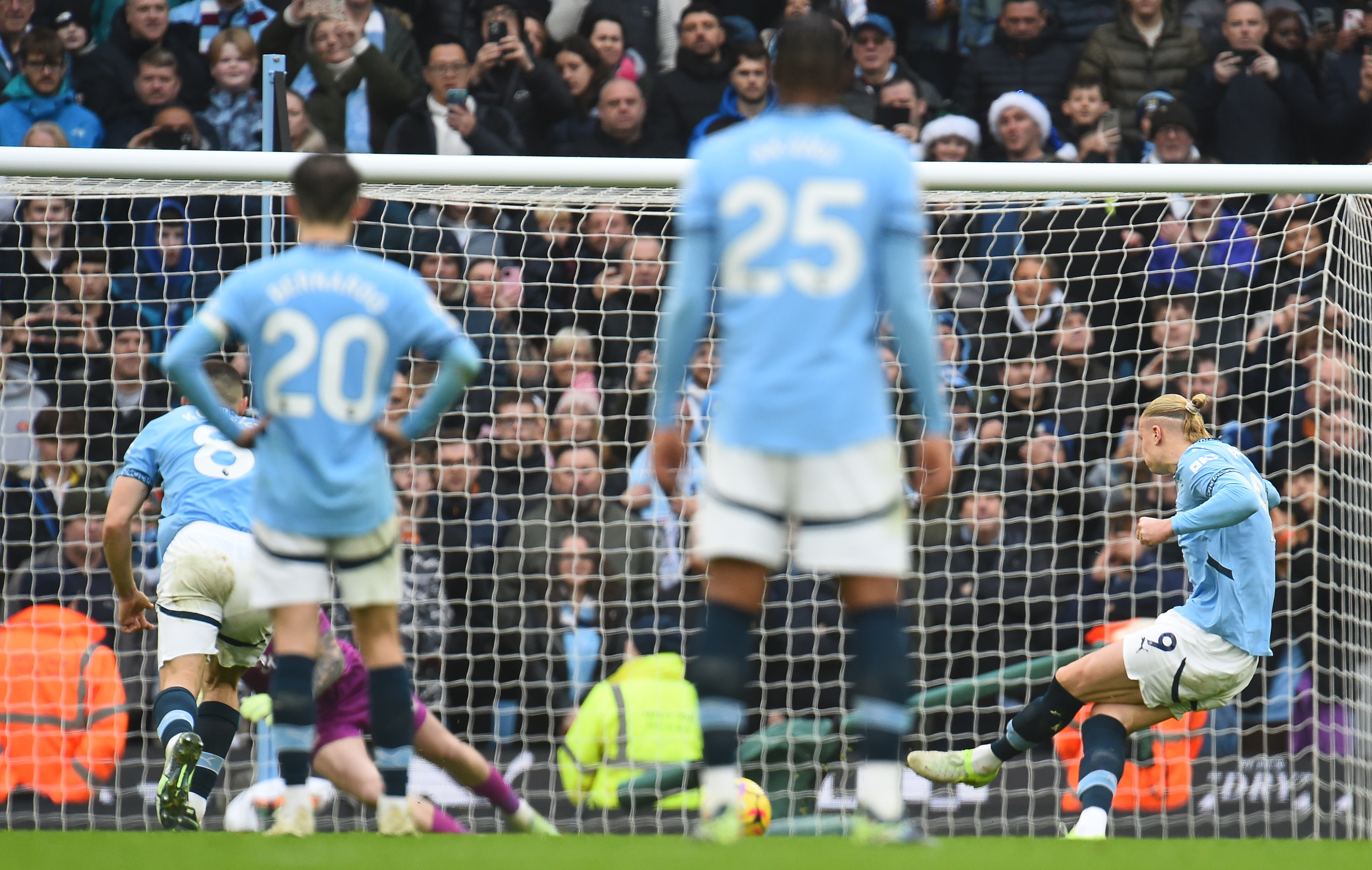 Manchester (United Kingdom), 26/12/2024.- Everton's goalkeeper Jordan Pickford (back) saves a penalty kick against Manchester City's Erling Haaland (R) during the English Premier League soccer match between Manchester City and Everton, in Manchester, Britain, 26 December 2024. (Jordania, Reino Unido) EFE/EPA/PETER POWELL EDITORIAL USE ONLY. No use with unauthorized audio, video, data, fixture lists, club/league logos, 'live' services or NFTs. Online in-match use limited to 120 images, no video emulation. No use in betting, games or single club/league/player publications.