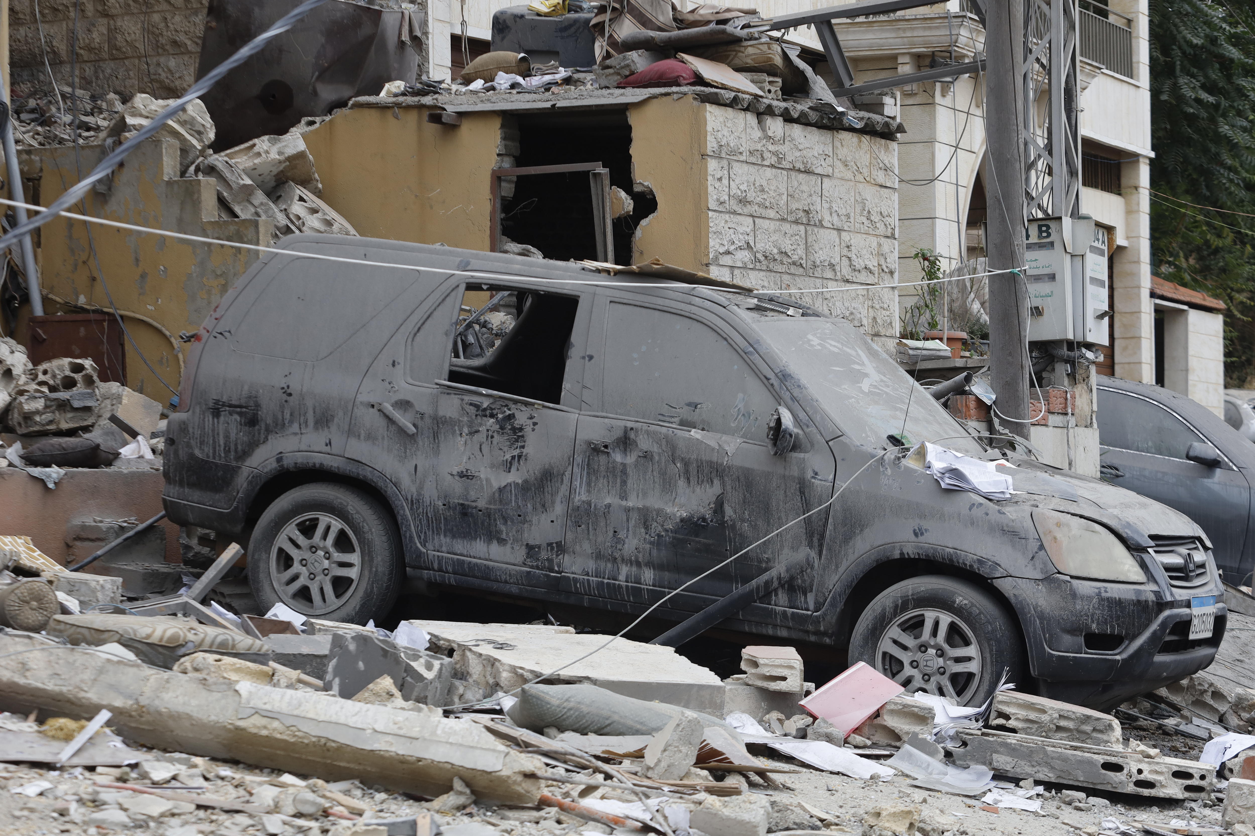 Aley (Lebanon), 07/10/2024.- View of a damaged building and a car following an Israeli strike at Qamatiyeh village in Aley, southeast of Beirut, Lebanon, 07 October 2024. According to the Lebanese Ministry of Health, six people died, including three children, and 11 were wounded following the strike. (Líbano) EFE/EPA/STR