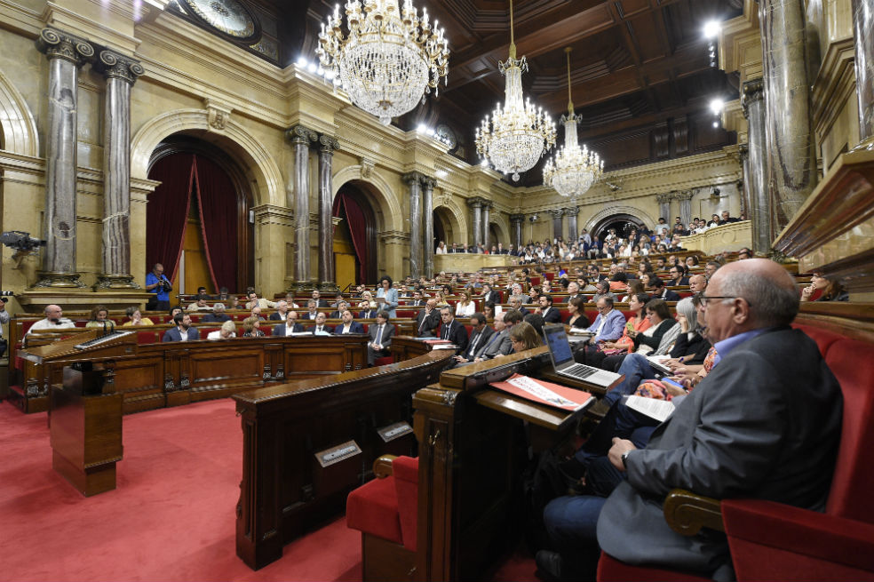Justicia española suspende pleno del Parlamento catalán ante posible secesión