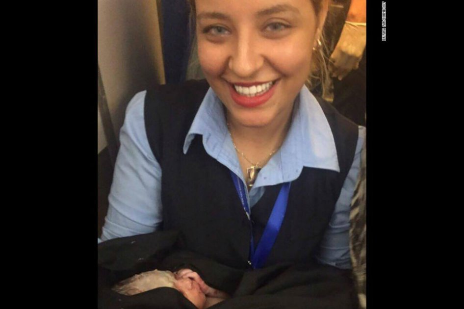 Por nacer en pleno vuelo de Buraq Air, niño recibe pasajes gratis de por vida