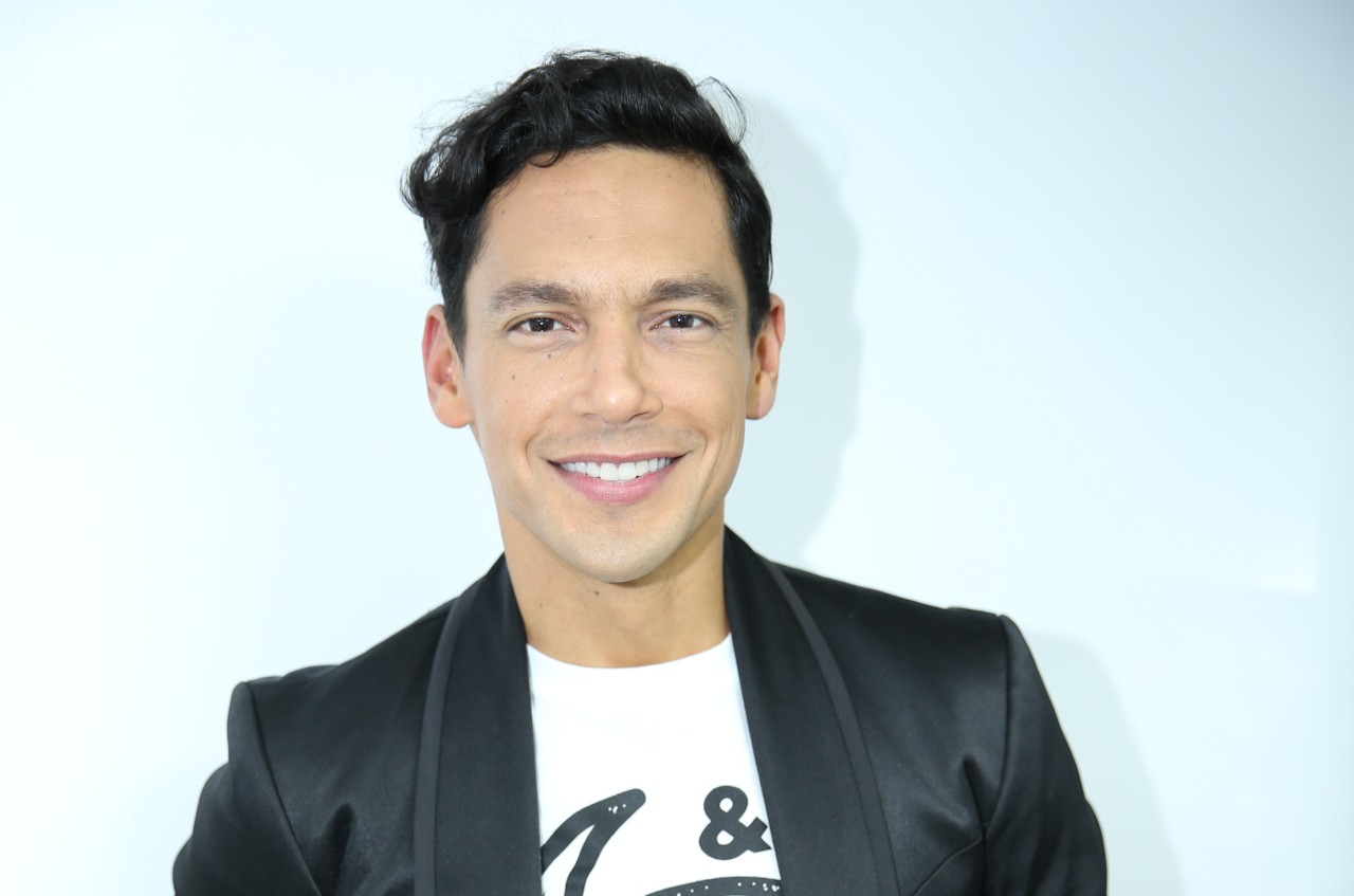 El actor y cantante colombiano reflexiona sobre el comienzo de su carrera artística, su evolución a lo largo de los años y por qué, a pesar de estar alejado de la televisión, vive un momento de plenitud en el mundo de la música y el teatro musical.