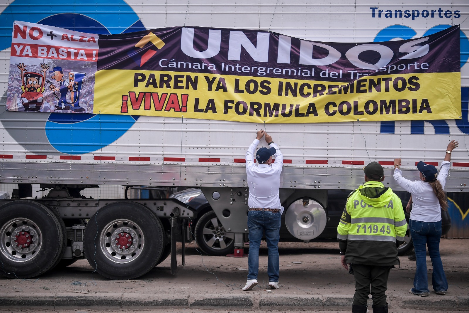 Con bloqueos intermitentes y de manera pacífica, avanzó la manifestación de transportadores por el incremento en el precio de los combustibles.