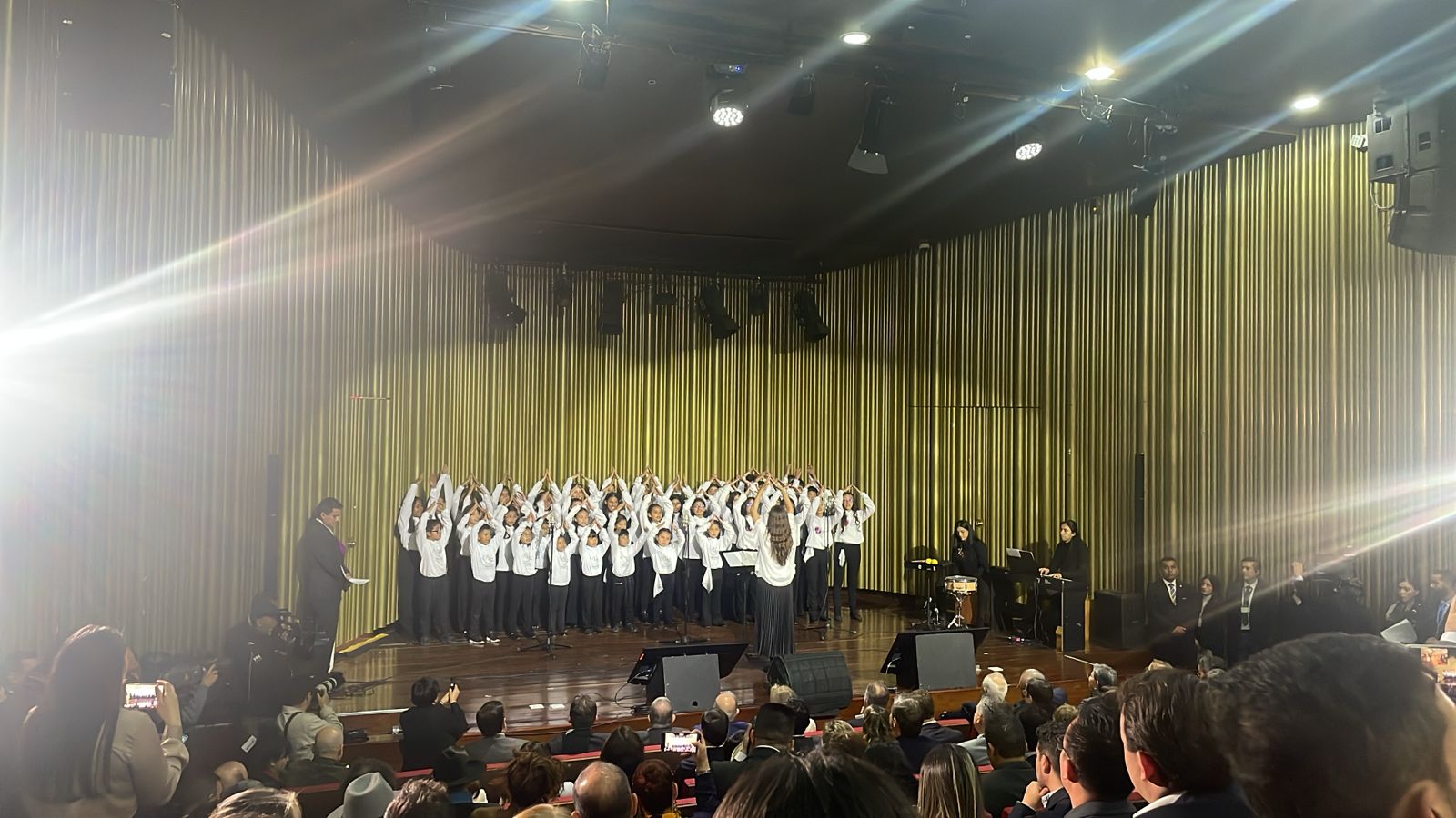 Coro Hijos e Hijas de la Paz de la Orquesta Filarmónica de Bogotá durante la conmemoración de los siete años del Acuerdo de Paz entre el Gobierno y la extinta guerrilla de las FARC.