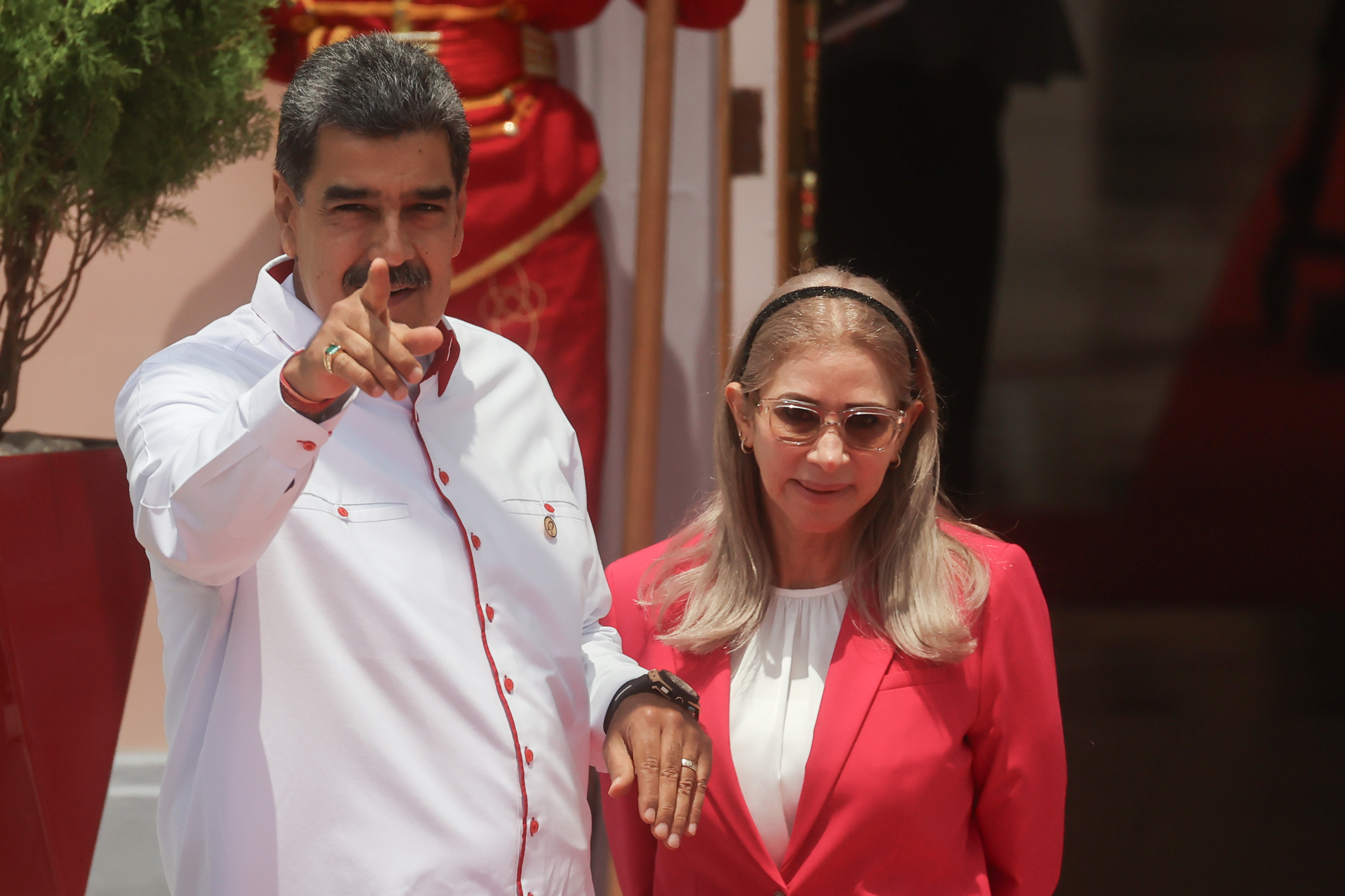 AME041. CARACAS (VENEZUELA), 24/04/2024.- El presidente de Venezuela, Nicolás Maduro, se prepara junto a la primera dama, Cilia Flóres, para recibir a los mandatarios que participarán en la Cumbre ALBA en el Palacio de Miraflores, este miércoles, en Caracas (Venezuela). La XXIII Cumbre de la Alianza Bolivariana para los Pueblos de Nuestra América (ALBA) congrega en Caracas a presidentes de varios países de bloque, entre ellos, el cubano Miguel Díaz-Canel, el nicaragüense Daniel Ortega, y el boliviano Luis Arce, que se reunirán con su homólogo venezolano Nicolás Maduro en un cónclave en el que abordarán temas de interés común. EFE/ Miguel Gutiérrez