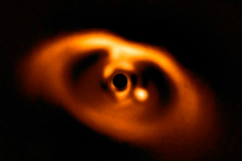 Logran la primera fotografía de un planeta «recién nacido»