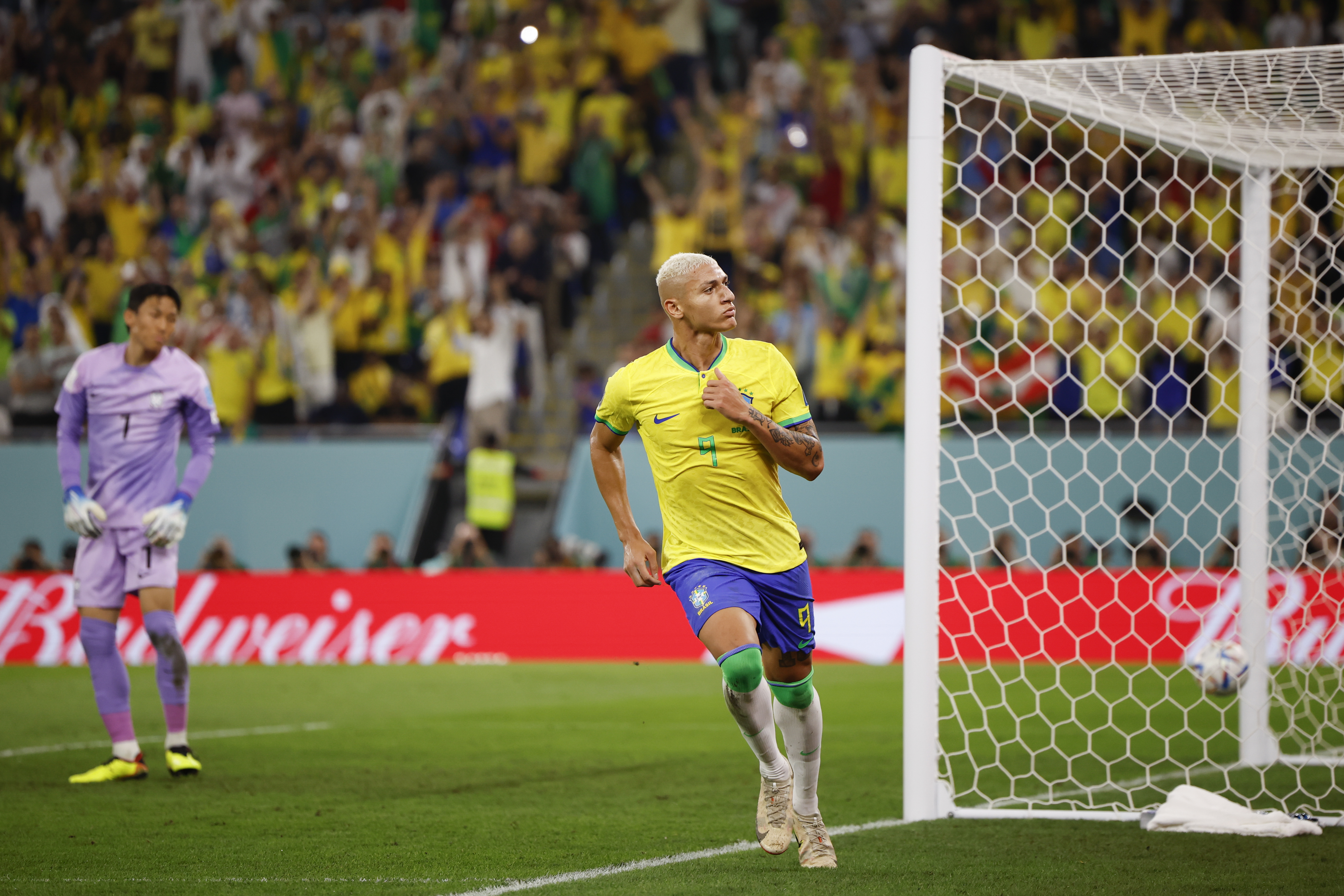 GR1207. DOHA (CATAR), 05/12/2022.- Richarlison de Brasil celebra su gol hoy, en un partido de los octavos de final del Mundial de Fútbol Qatar 2022 entre Brasil y Corea del Sur en el estadio 974 en Doha (Catar). EFE/ Alberto Estevez