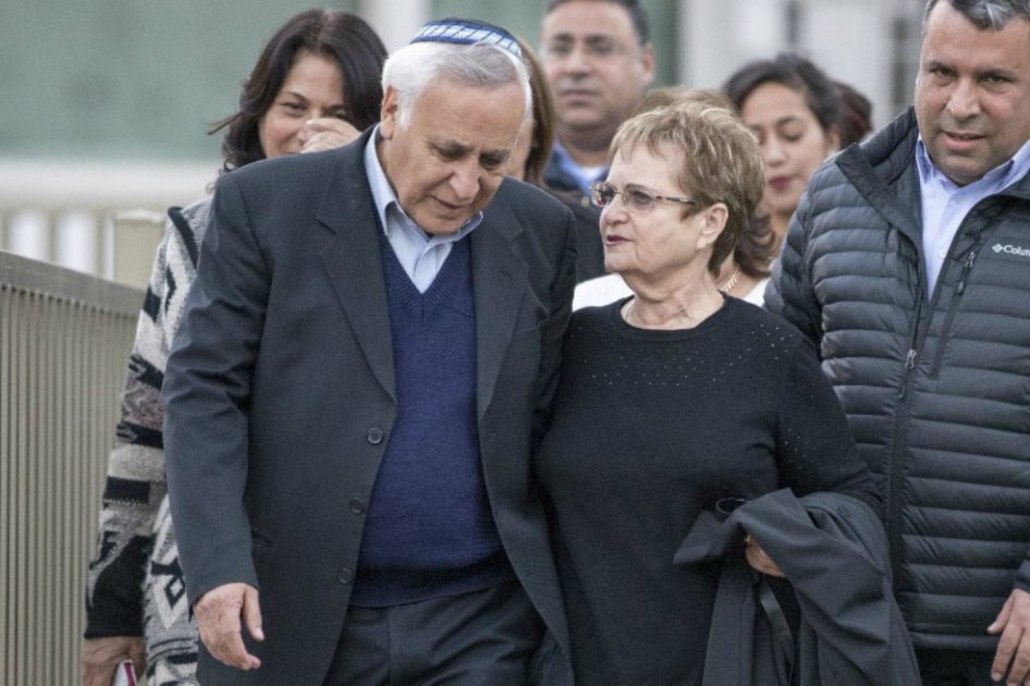 El expresidente israelí Moshe Katsav (izquierda), es recibido por su familia a la salida de la cárcel. / AFP