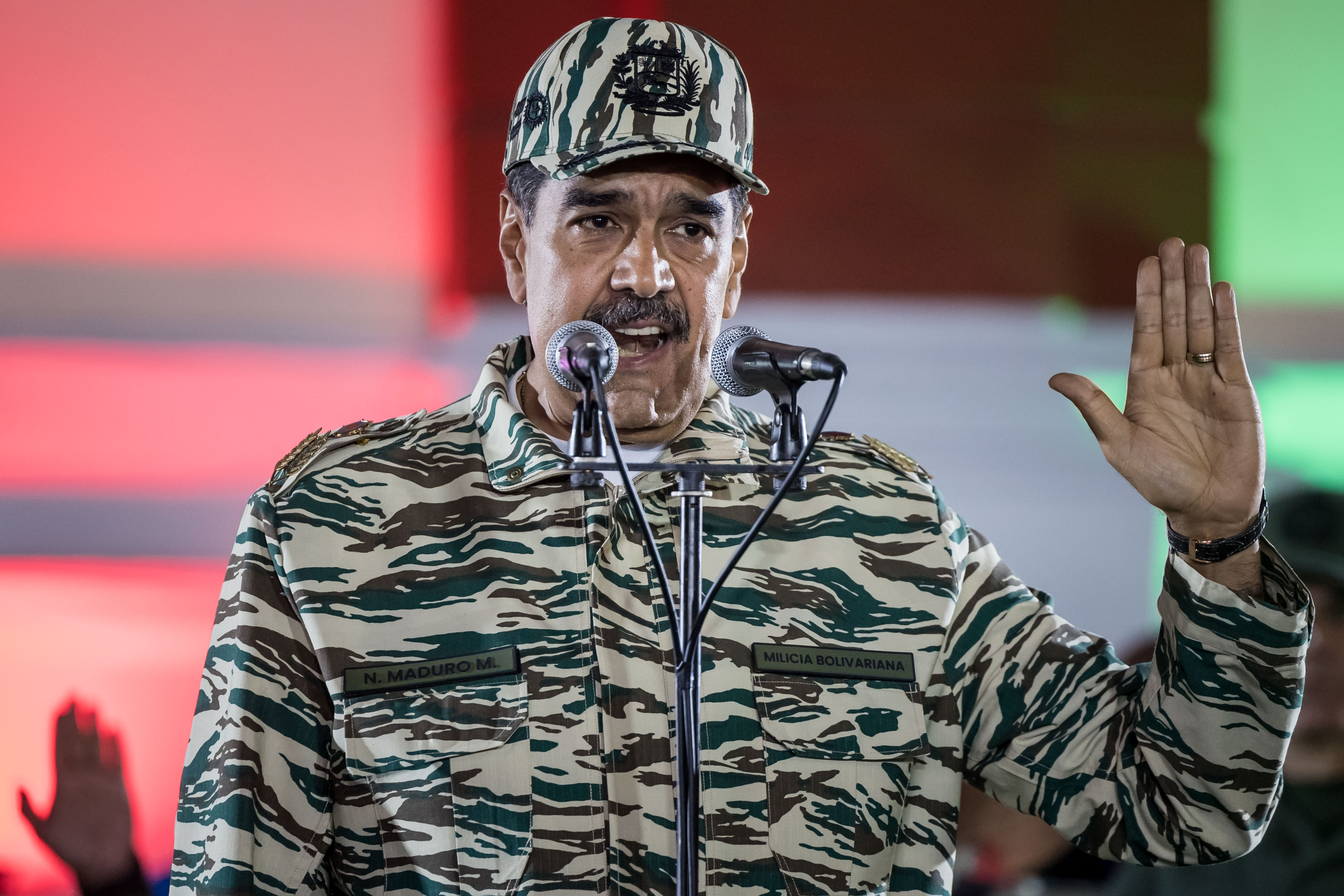AME9311. CARACAS (VENEZUELA), 08/01/2025.- El presidente de Venezuela, Nicolás Maduro, habla durante un acto este martes en Caracas (Venezuela). Maduro manifestó este miércoles que su Gobierno está ejerciendo todas las acciones de "legítima defensa interna y externa", al tiempo que dijo que la pasada madrugada fueron detenidas varias personas -cuya cantidad no precisó- que calificó de "mercenarios" que -aseguró- planeaban un golpe de Estado. EFE/ Miguel Gutiérrez