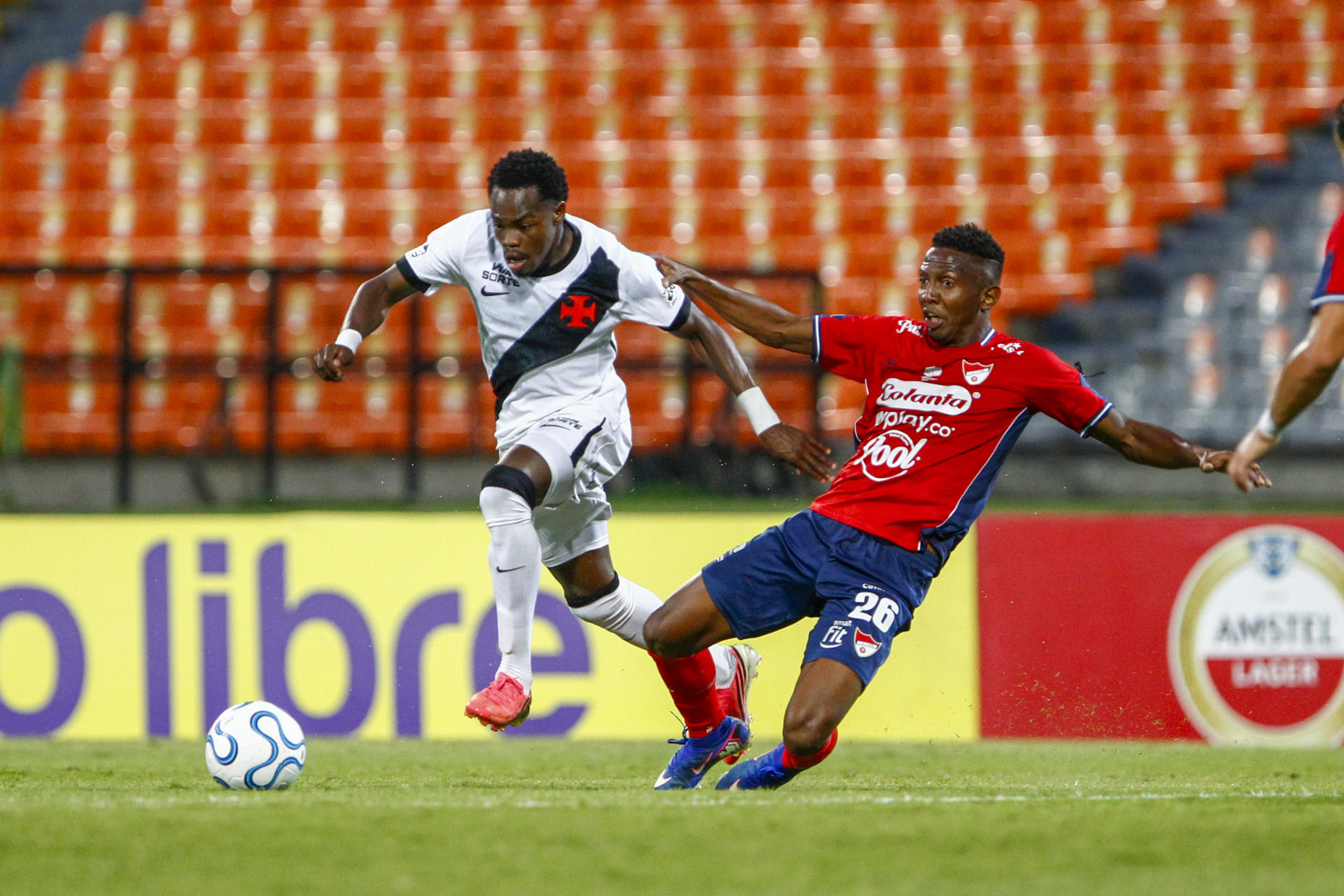 AMDEP9198. MEDELLÍN (COLOMBIA), 22/07/2026.- Esneyder Mena (d) de Medellín disputa un balón con Carlos Andrés Gómez de Vasco da Gama este miércoles, en un partido de la Copa Sudamericana entre Medellín y Vasco da Gama en el estadio Atanasio Girardot en Medellín (Colombia). EFE/ STR
