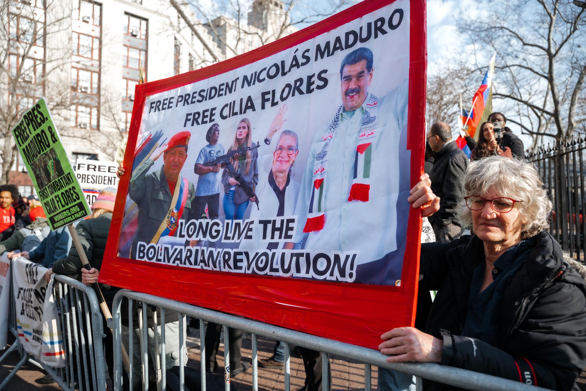 New York (United States), 26/03/2026.- Pro-Maduro protesters holdd a banner as they rally outside a federal courthouse, in New York, New York, USA, 26 March 2026. Former Venezuelan President Nicolas Maduro is scheduled to appear before a judge on 26 March for a pre-trial hearing. (Nueva York) EFE/EPA/OLGA FEDOROVA