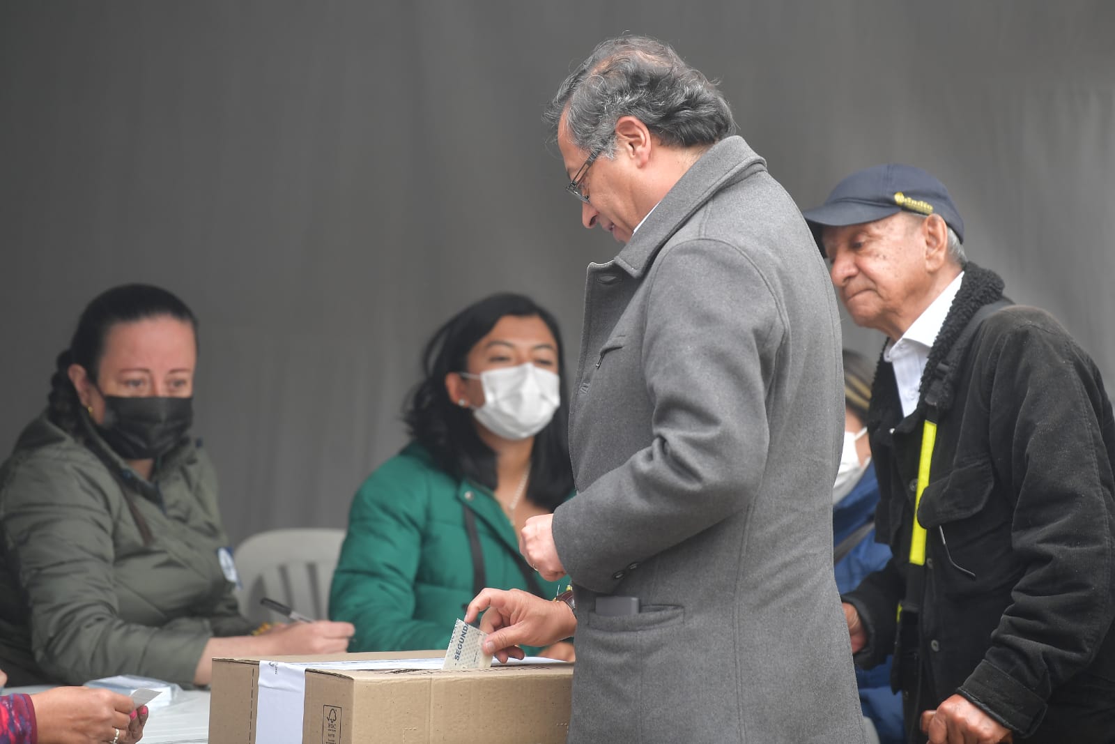 El candidato presidencial Gustavo Petro, se acercó a sus puesto de votación ubicado en el colegio Marco Antonio Carreño Silva, en compañia de su familia.