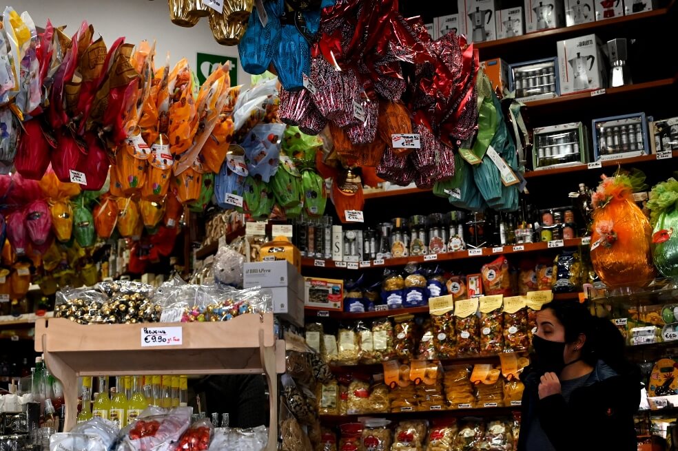 En fotos: los italianos no renuncian a la pascua y envían huevos por domicilio