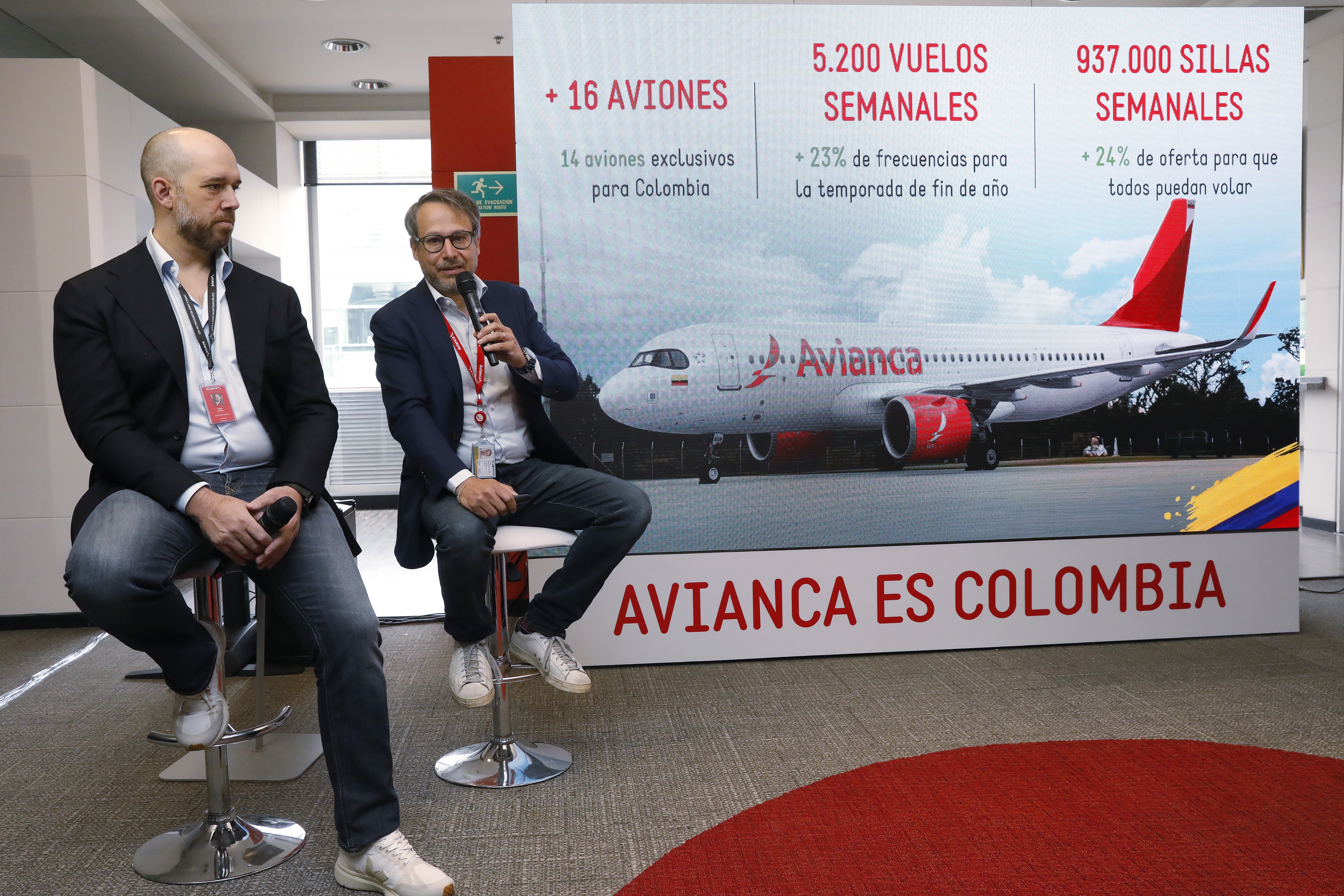 BOG400. BOGOTÁ (COLOMBIA), 07/09/2023.- Frederico Pedreira (i), CEO adjunto de Avianca, participa hoy en una rueda de prensa junto a Adrian Neuhauser, presidente y CEO de la aerolínea, en Bogotá (Colombia). Avianca, fundada en Colombia hace 104 años, anunció este jueves que este año hará una inversión de 473 millones de dólares que será utilizada para incorporar 16 aviones a su operación, con lo cual ampliará su frecuencia de vuelos a buena parte del país. EFE/ Carlos Ortega