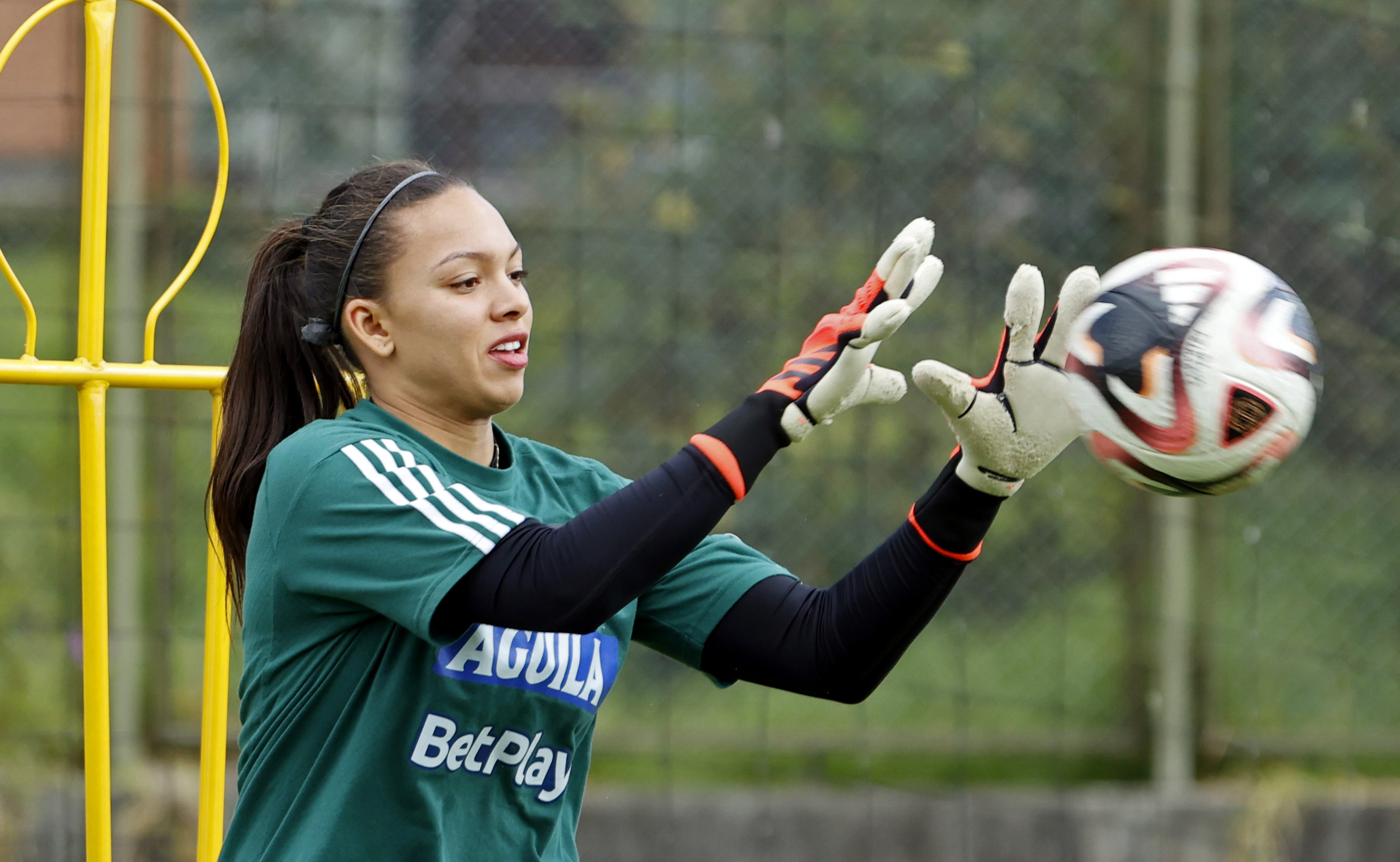 AME5017. BOGOTÁ (COLOMBIA), 29/01/2025.- La portera de la selección Colombia de fútbol femenina de mayores, Luisa Agudelo, participa en un entrenamiento este miércoles, en Bogotá (Colombia). El equipo competirá en el torneo SheBelieves Cup y la Copa América Femenina 2025. EFE/ Mauricio Dueñas Castañeda
