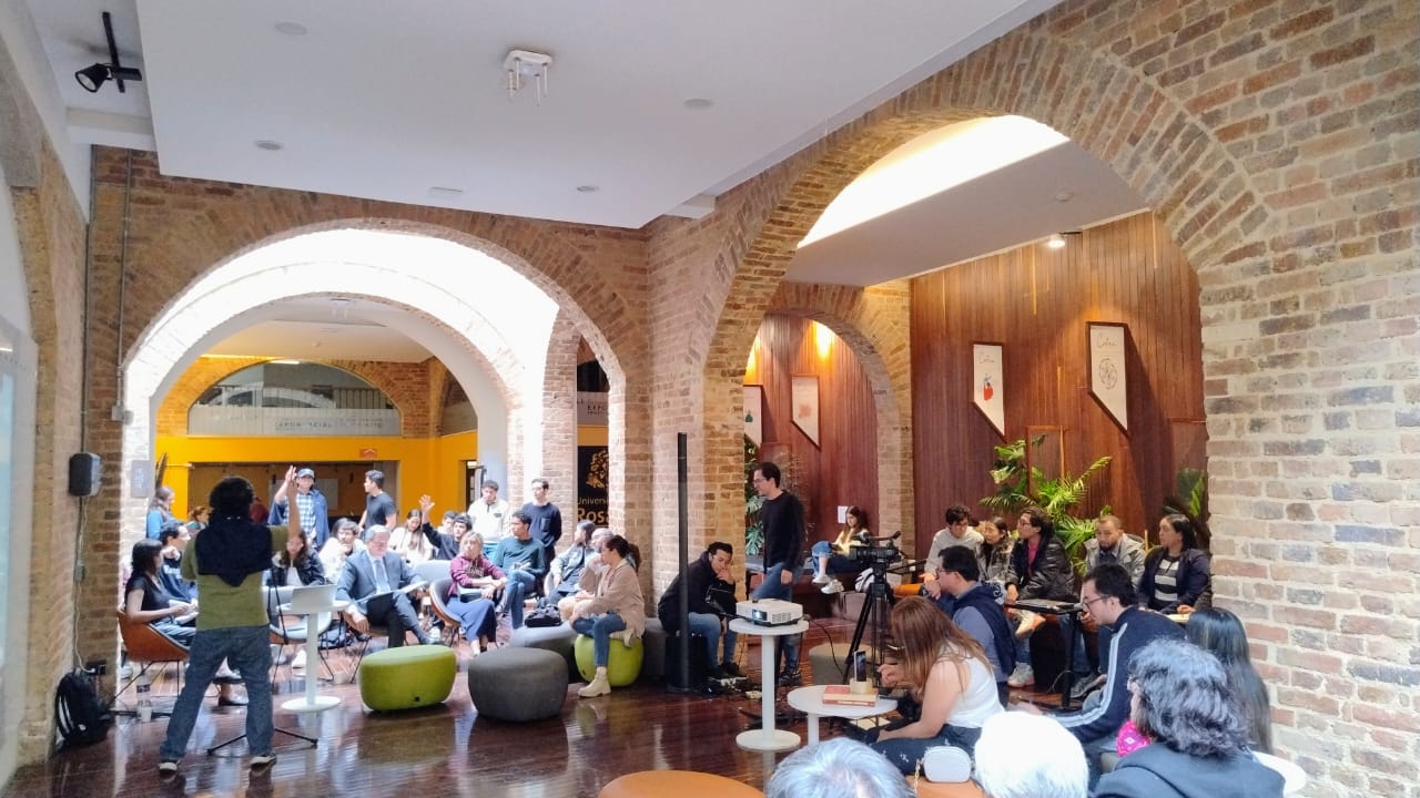Reunión en la facultad de Economía para analizar los estados financieros de la Universidad del Rosario.