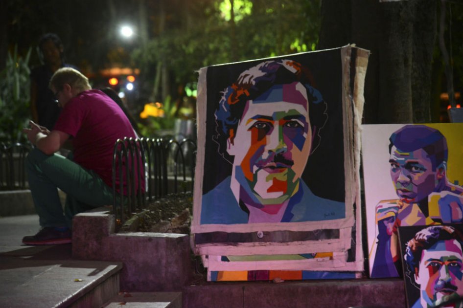 Óleos con rostro de Pablo Escobar, los que más se venden en parque de Medellín