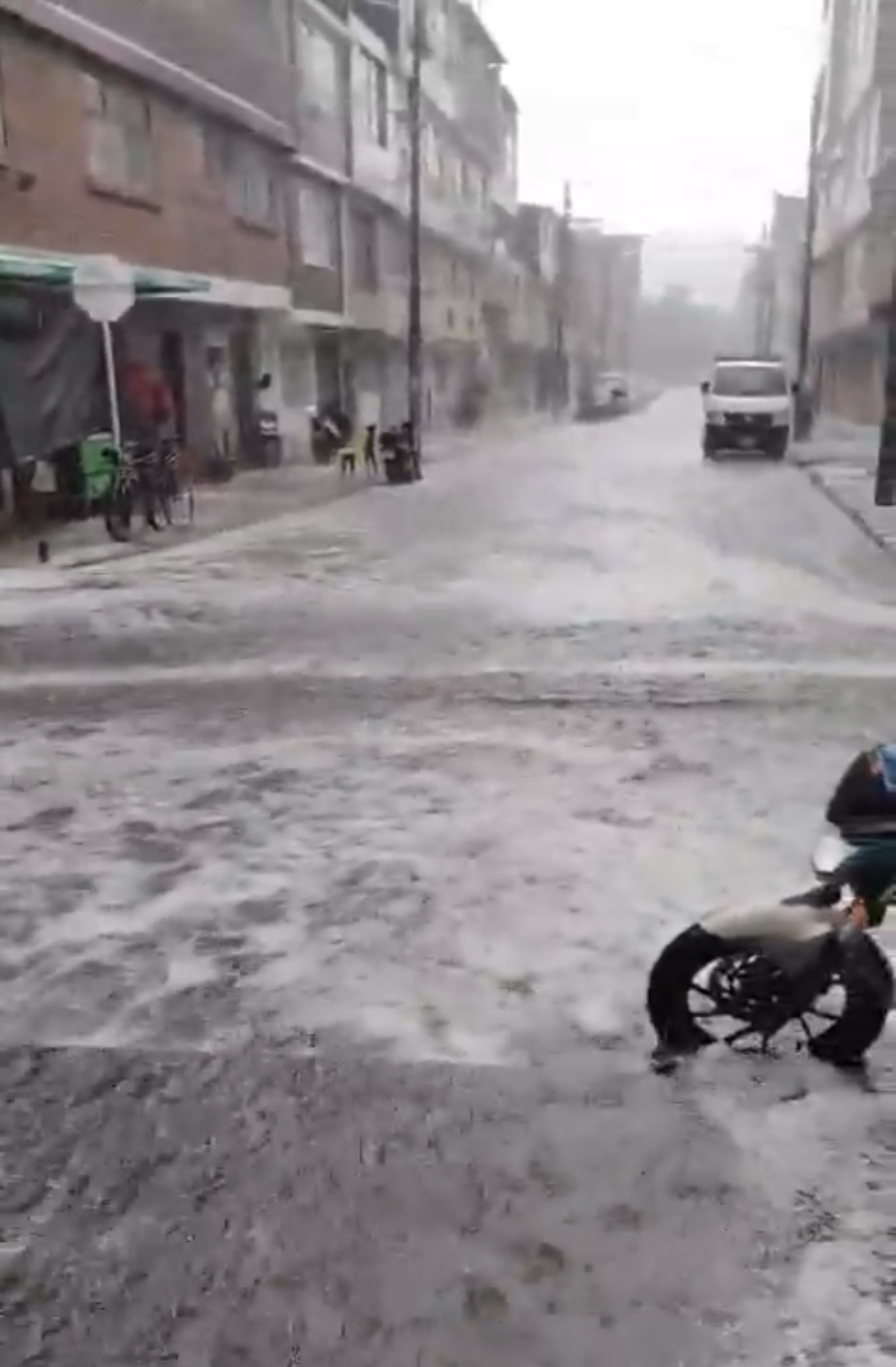 Granizada colapsa vías principales y provoca hundimiento en la Autopista Sur