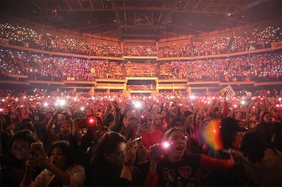 Concierto de Louis Tomlinson junto a la banda que abrió el concierto sun room en el movistar arena en en la cuidad de Bogota.