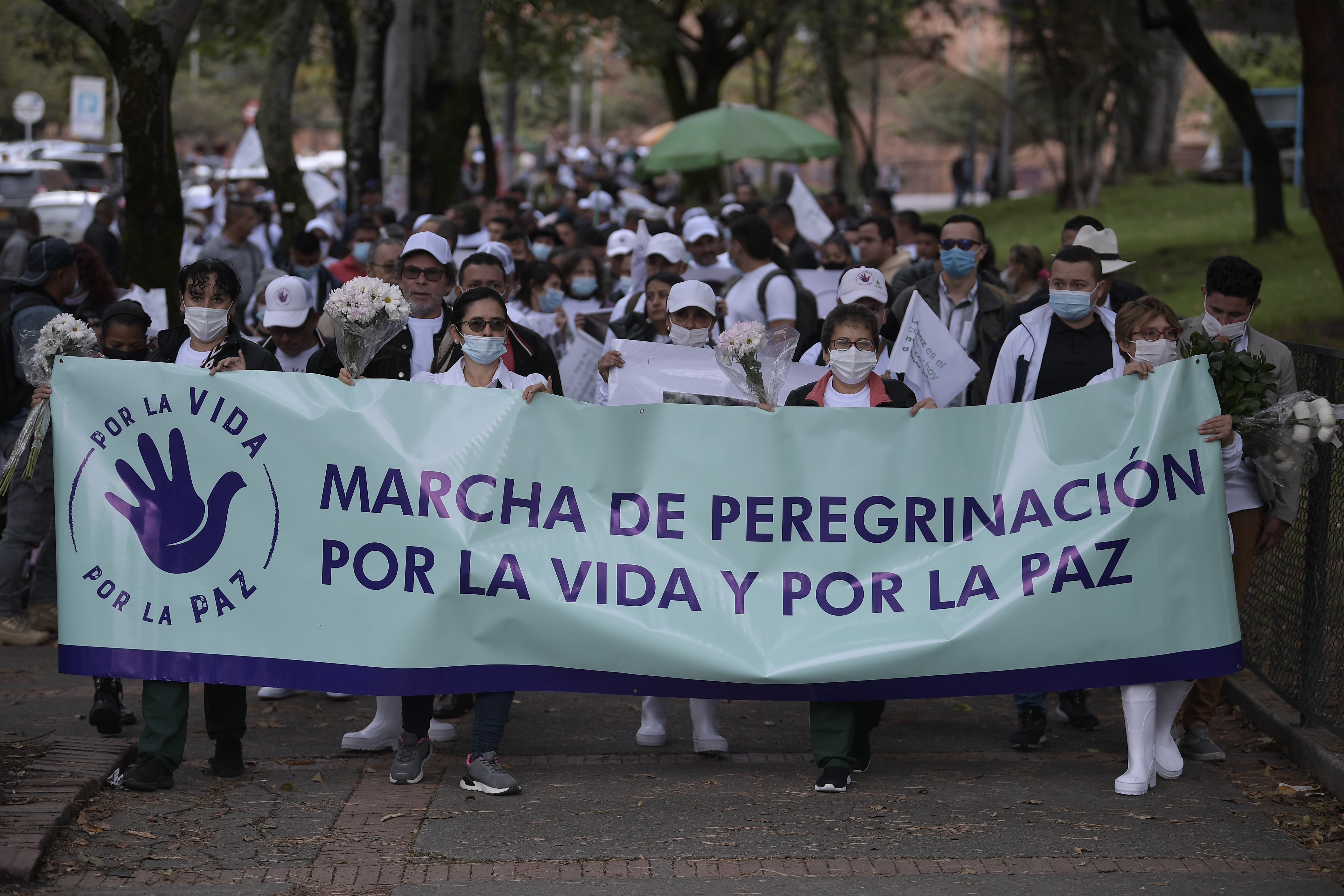 Este 7 de marzo, excombatientes de las Farc provenientes de distintas regiones del país convocaron una peregrinación en Bogotá para rechazar los asesinatos y amenazas en su contra. A la fecha, son alrededor de 300 firmantes del Acuerdo de Paz asesinados. Los manifestantes se concentraron en el Planetario Distrital y avanzaron hasta la Plaza de Bolívar.