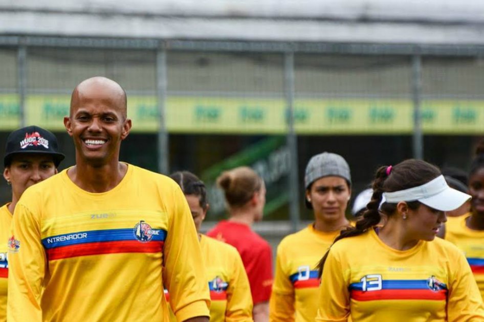 El entrenador Mauricio Moore y algunas jugadoras que consiguieron el subcampeonato en Londres.