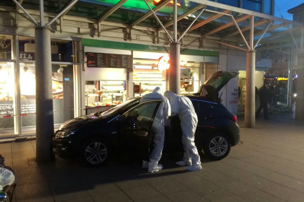 Conductor de automóvil arremete contra peatones en Alemania; hay tres heridos