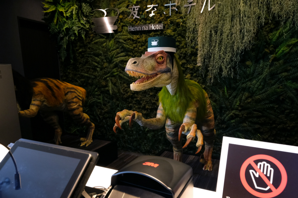 Robots dinosaurios son los recepcionistas de un hotel en Japón