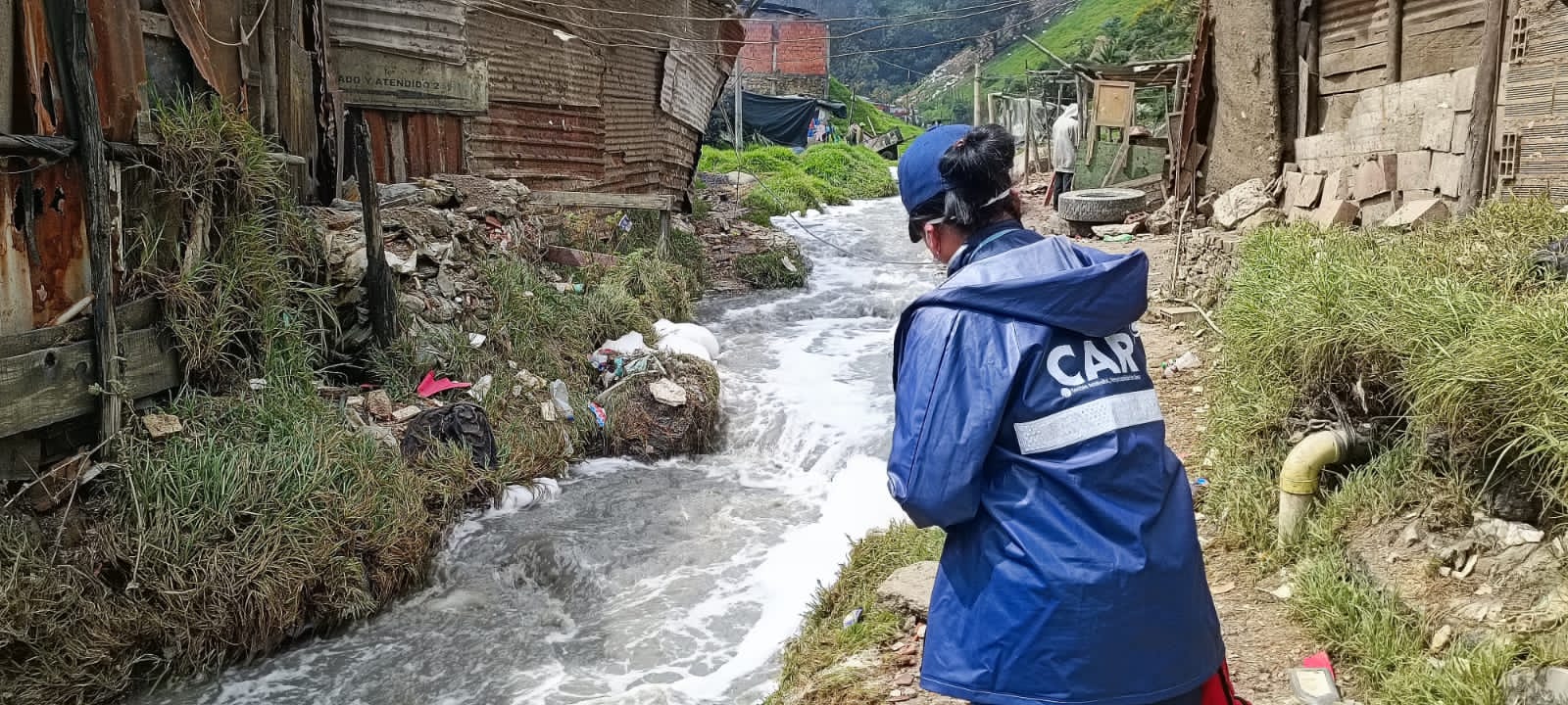 ¿Qué provoca la espuma contaminante que cubre algunos barrios de Soacha?