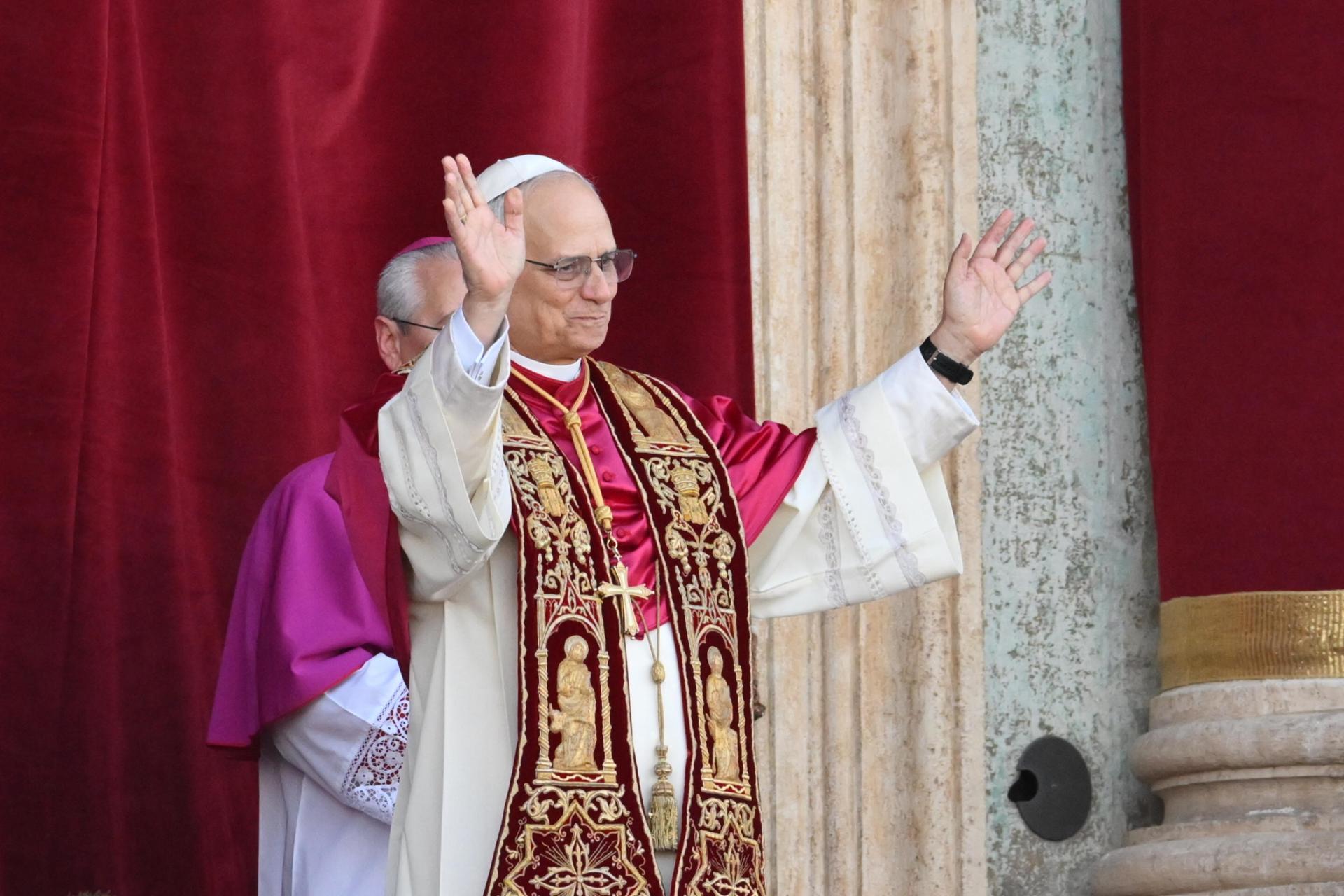 VATICAN CITY (Vatican City State (Holy See)), 08/05/2025.- Newly elected Pope Leo XIV, Cardinal Robert Francis Prevost from the USA, blesses faithfuls from the central loggia of Saint Peter's Basilica, Vatican City, 08 May 2025. (Papa, Cardenal) EFE/EPA/ALESSANDRO DI MEO