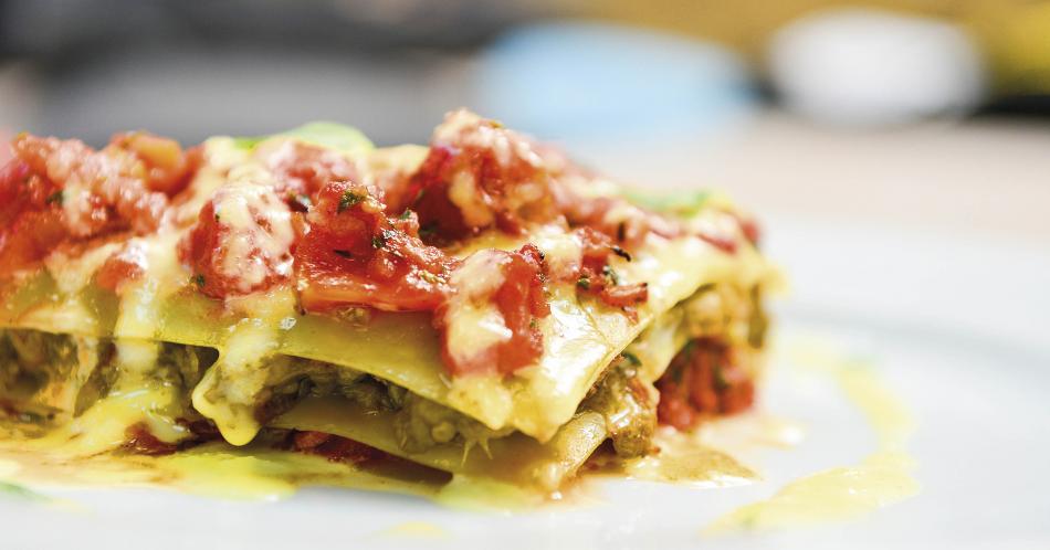 Lasaña de berenjena y champiñones con salsa de tres quesos
