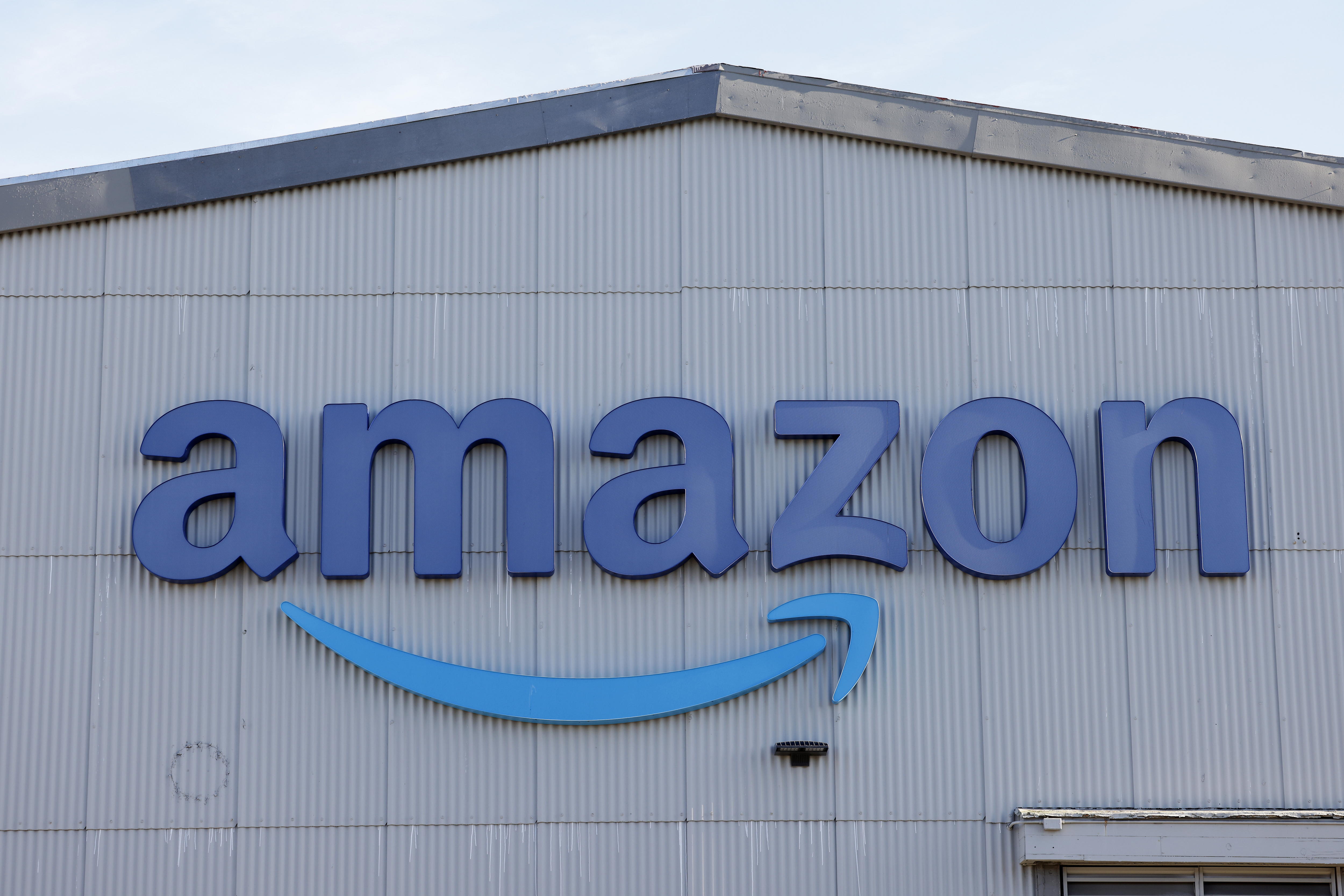 EA4082. SAN FRANCISCO (UNITED STATES), 16/01/2025.- Fotografía de archivo del 8 de enero de 2025 del logo de Amazon en su centro de almacenamiento en San Francisco, California (Estados Unidos). "AWS mi México" es uno de los clics tecnológicos de la semana. Algo debe tener de ventaja ser vecino de Estados Unidos y es la cercanía para llevar tecnología desde el norte hasta el sur de América. Amazon puso al servicio de todo el continente un centro de datos regional en México para su división de servicios en la nube AWS, con una inversión de 5.000 millones de dólares. EFE/ John G. Mabanglo