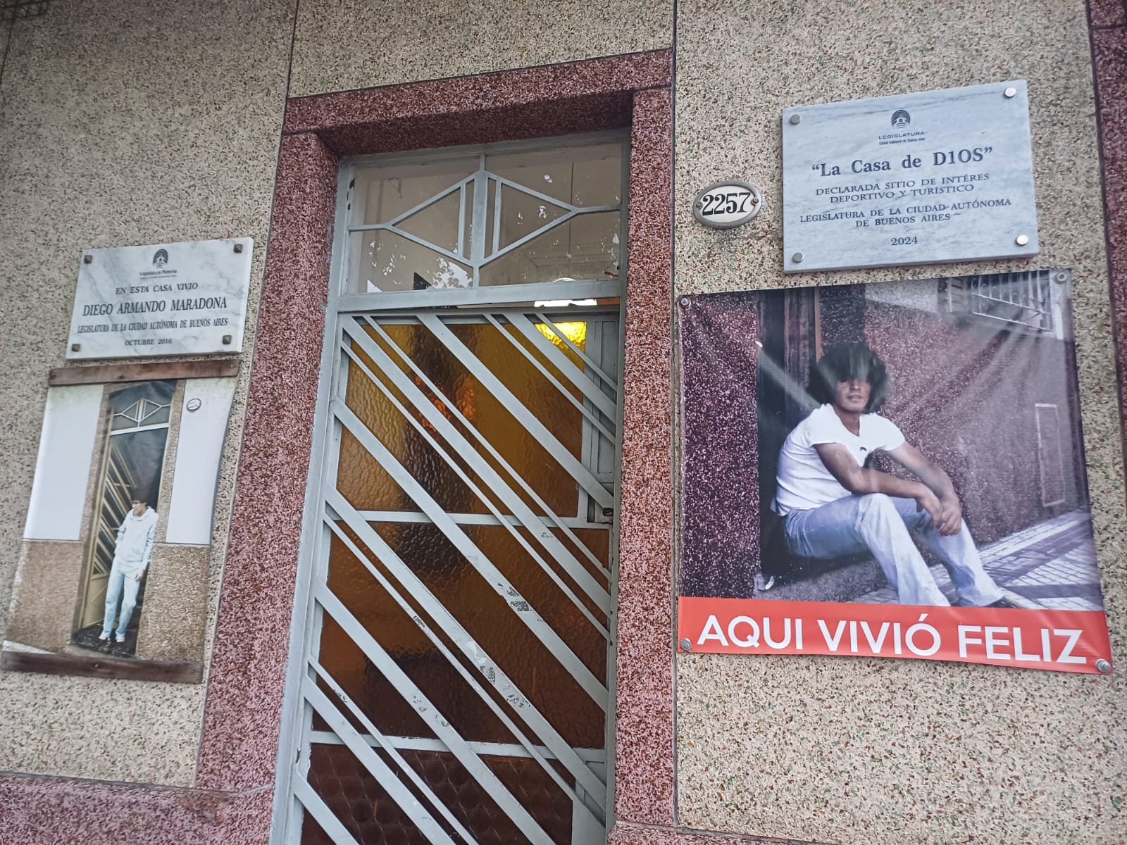 La Casa de D10S es una auténtica casa-museo que invita a revivir los años en los que un joven Diego Armando vivió junto a su familia en el barrio porteño de los Bichitos Colorados.