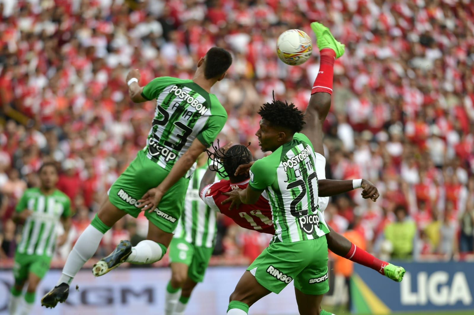 Hugo Rodallega (Santa Fe) estuvo cerca de marcar el gol pero le faltó precisión.