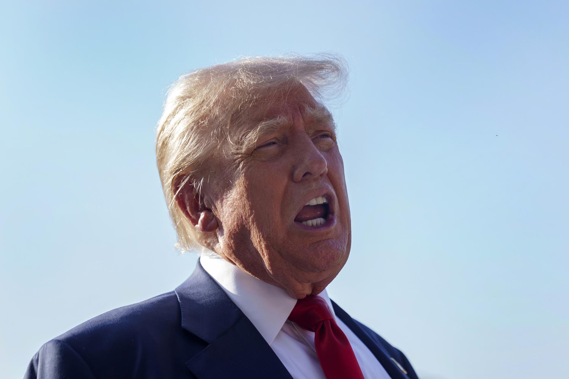 WASHINGTON (United States), 25/07/2025.- US President Donald Trump talks to the media as he departs from the White House in Washington, DC, USA, 25 July 2025. President Trump is due to visit Scotland for a 4-day visit where he is due to visit his golf courses and met with UK Prime Minister Keir Starmer. EFE/EPA/WILL OLIVER / POOL