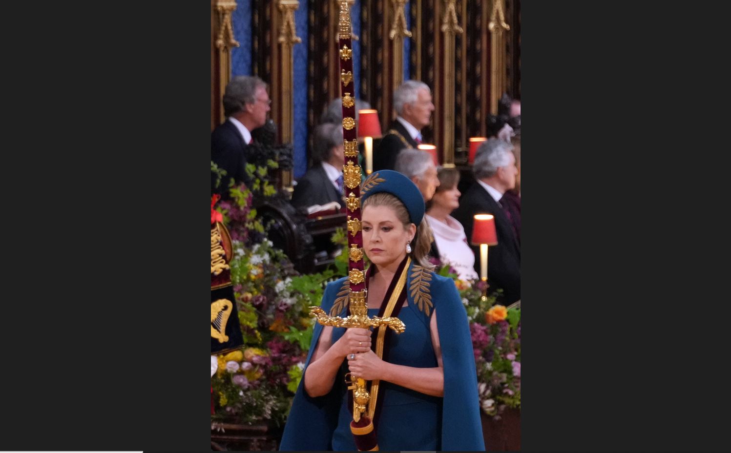 Penny Mordaunt llevando la Espada de Estado durante la coronación.