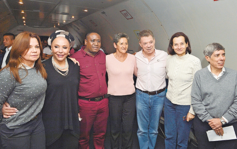 Fabiola Perdomo, Piedad Córdoba, Leyner Palacio, Pastora Mira, el presidente Santos, Clara Rojas y Alan Jara. / SIG