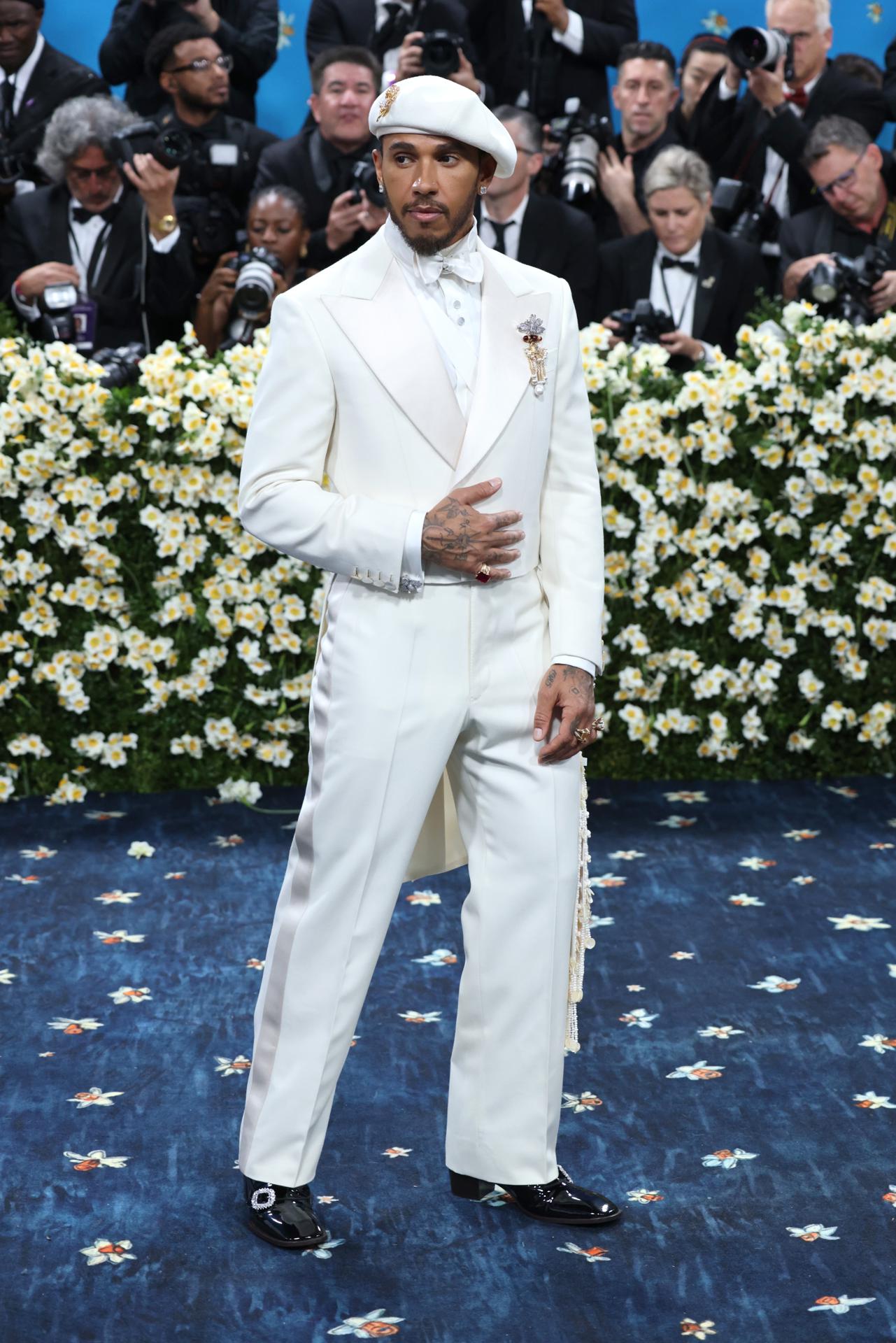 NEW YORK (United States), 06/05/2025.- Lewis Hamilton poses on the red carpet for the 2025 Met Gala, the annual benefit for the Metropolitan Museum of Art's Costume Institute, in New York, New York, USA, 05 May 2025. The event coincides with the Met Costume Institute's spring 2025 exhibition ‘Superfine: Tailoring Black Style’ which will be on view from 10 May 2025 through 26 October 2025. (Nueva York) EFE/EPA/JUSTIN LANE