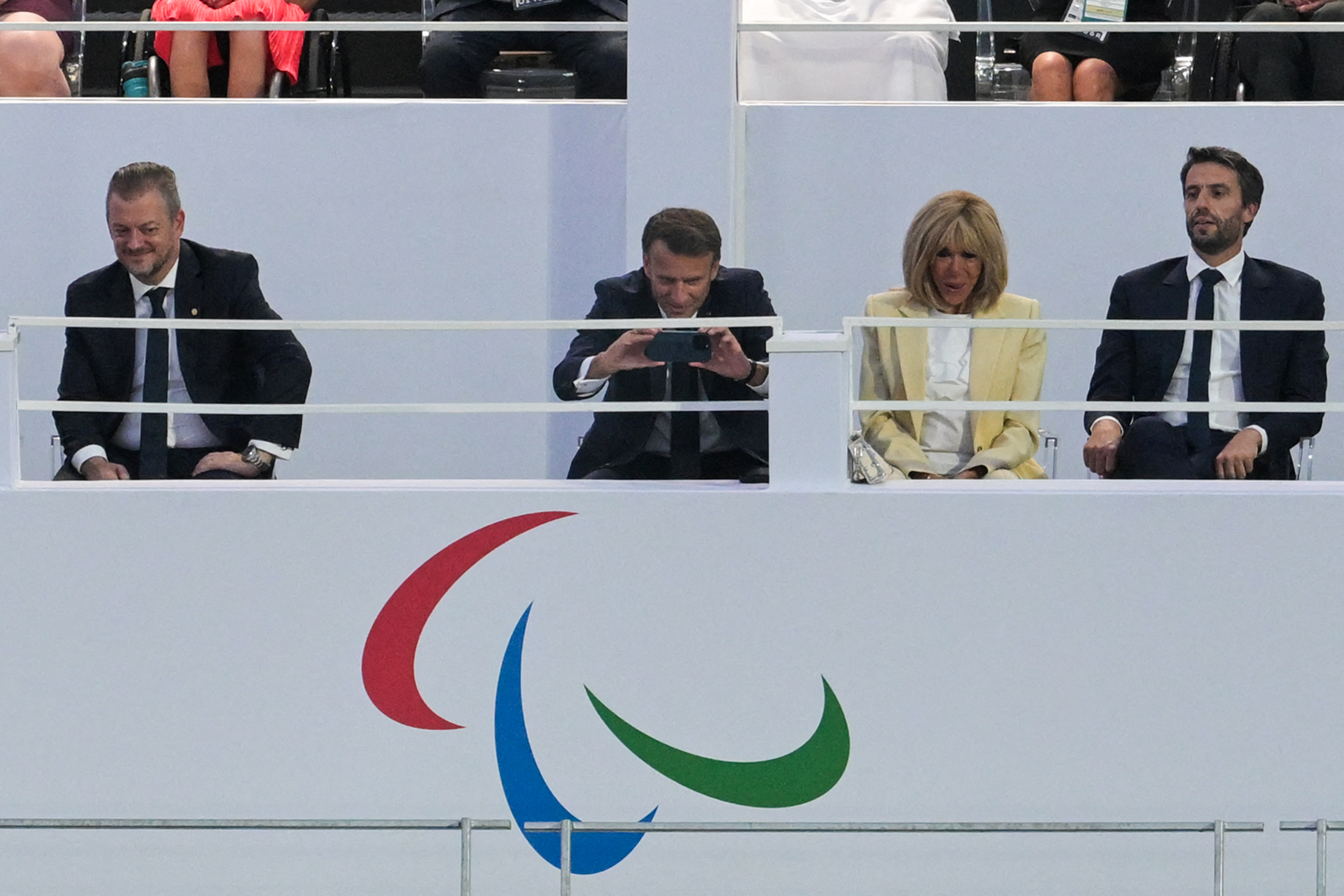 El presidente francés Emmanuel Macron (centro), durante la ceremonia de apertura de los Juegos Paralímpicos de París 2024.