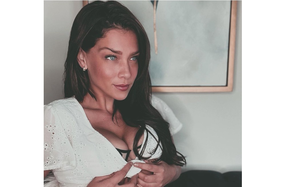La actriz Carolina Miranda interpreta a Camila Román, la protagonista de ‘Perfil Falso’, la serie de Netflix.
